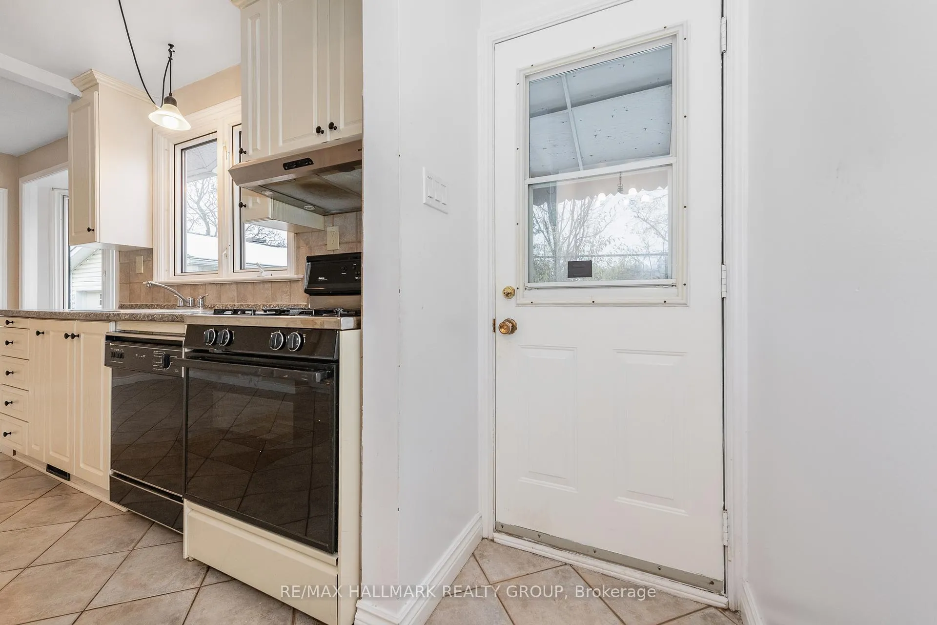 Photo 30 of 71 Viewmount Drive, Ottawa, Meadowlands/Crestview — HOMEH