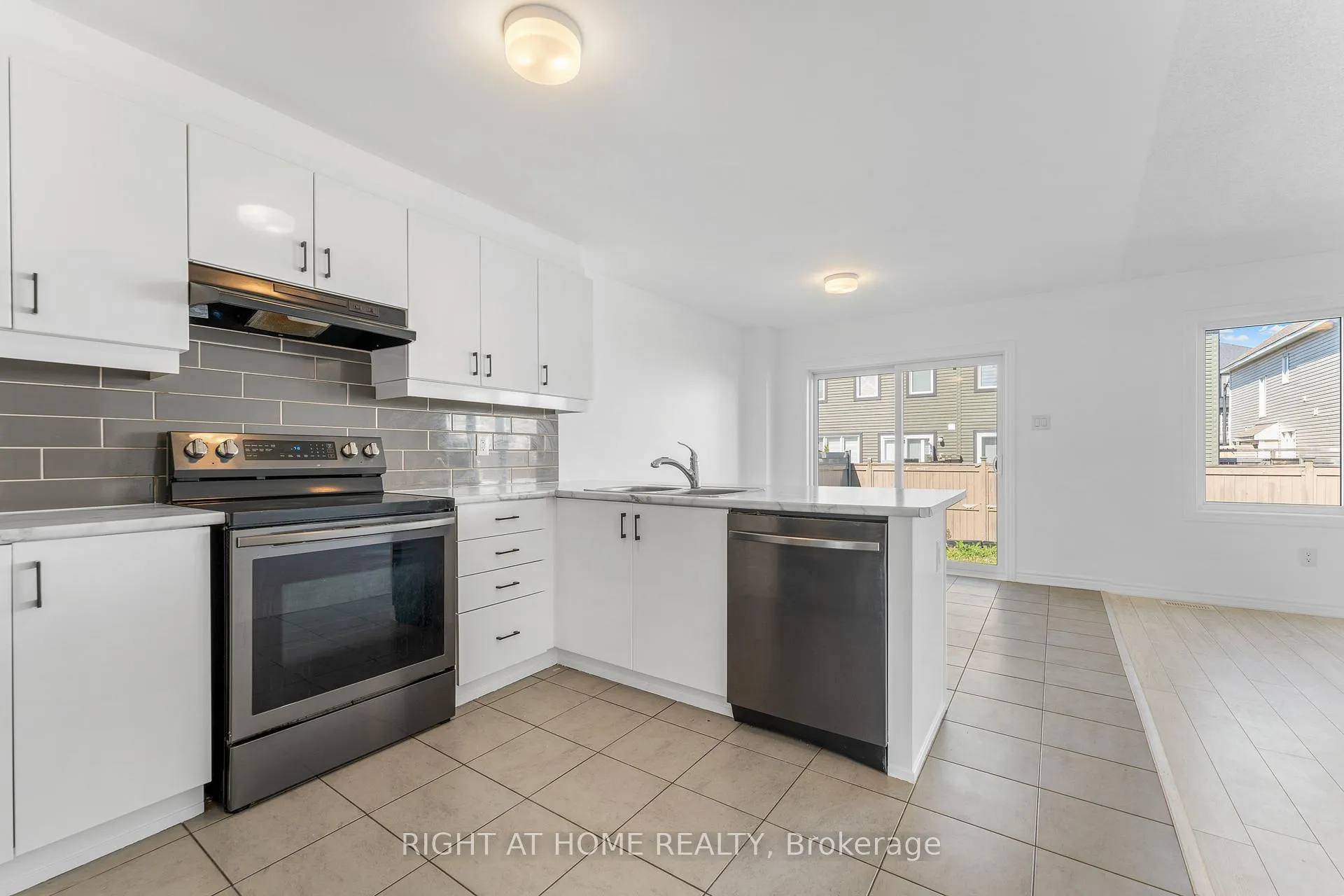 Photo 23 of 47 Mudminnow Crescent, Ottawa, Avalon West — HOMEH
