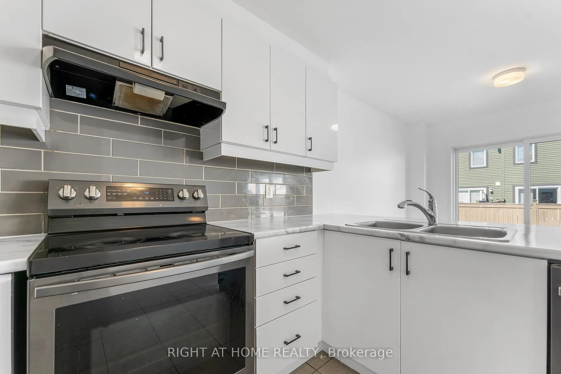 Photo 24 of 47 Mudminnow Crescent, Ottawa, Avalon West — HOMEH