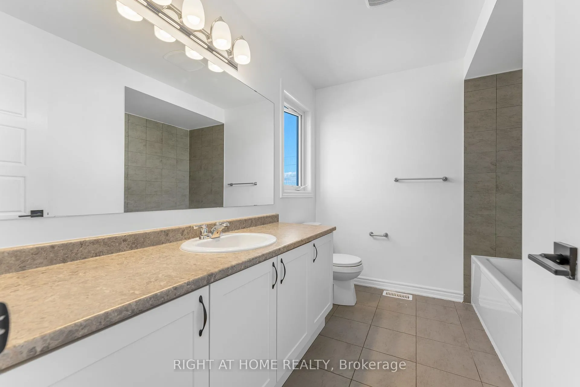 Photo 32 of 47 Mudminnow Crescent, Ottawa, Avalon West — HOMEH