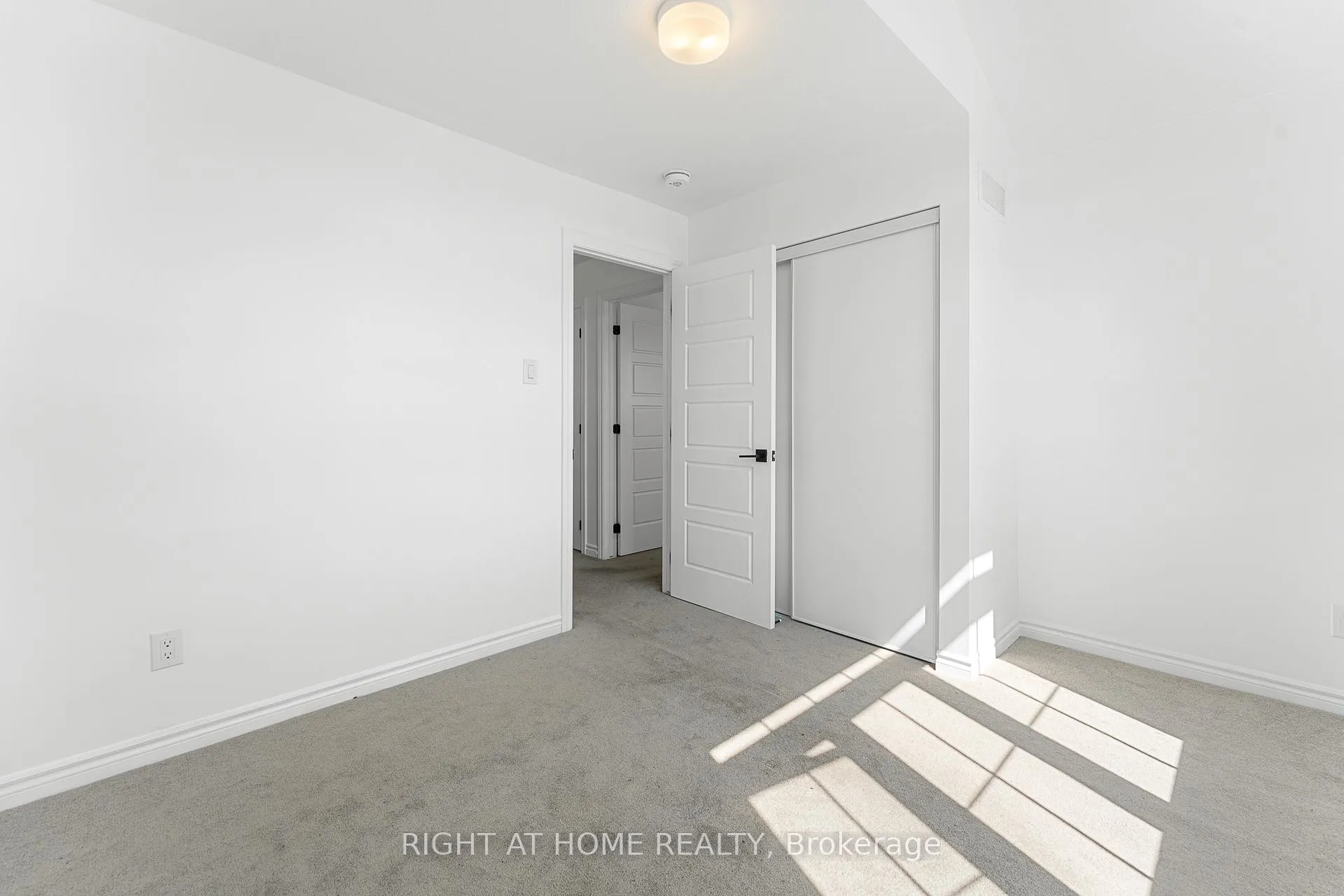 Photo 40 of 47 Mudminnow Crescent, Ottawa, Avalon West — HOMEH
