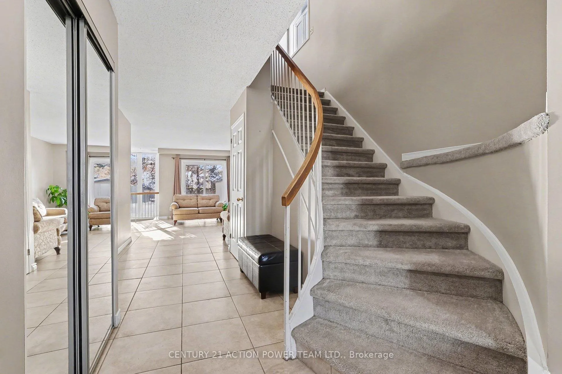 Photo 4 of 82 Burlington Crescent, Ottawa, Hunt Club Park/Greenboro — HOMEH