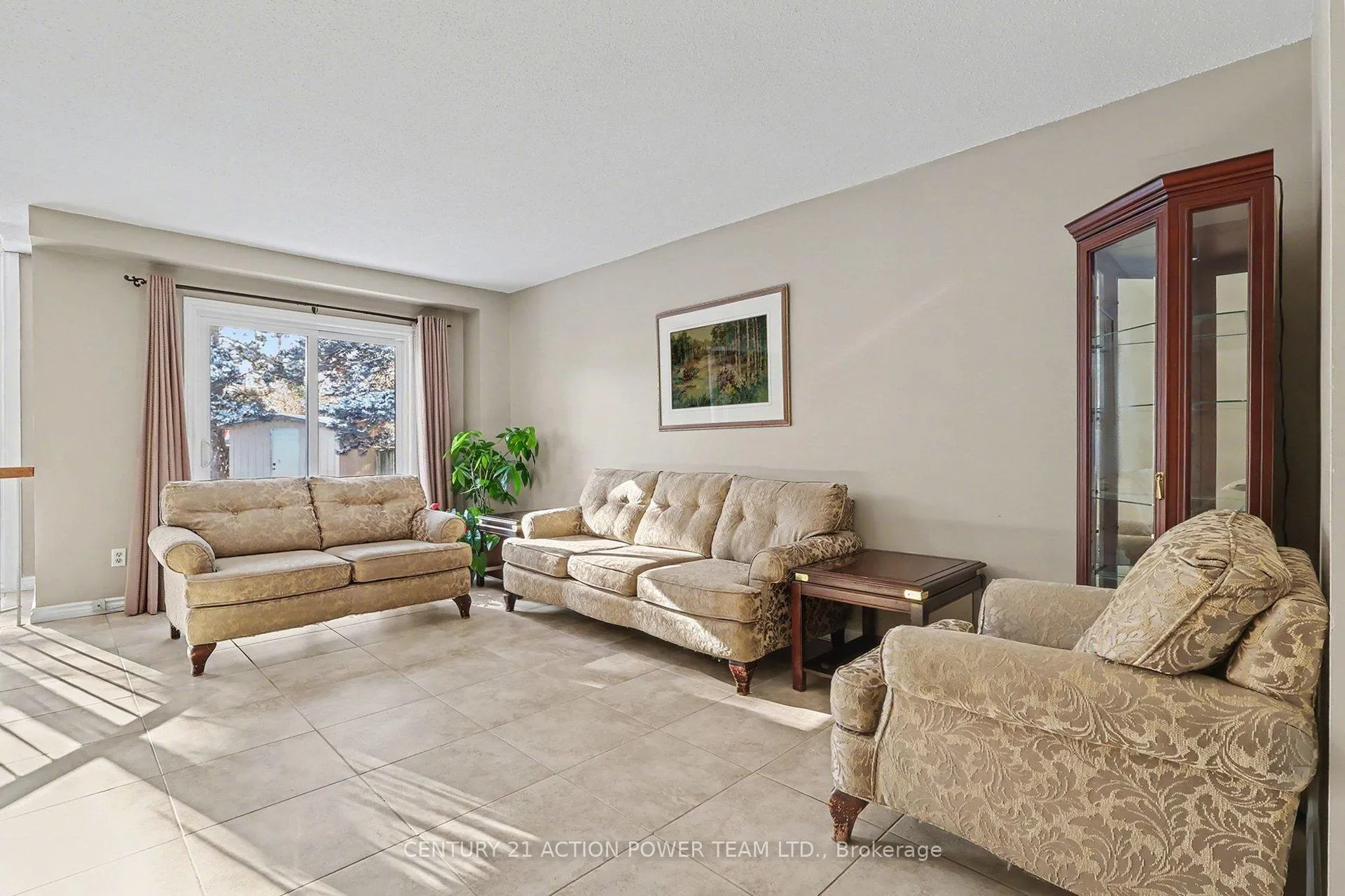 Photo 7 of 82 Burlington Crescent, Ottawa, Hunt Club Park/Greenboro — HOMEH