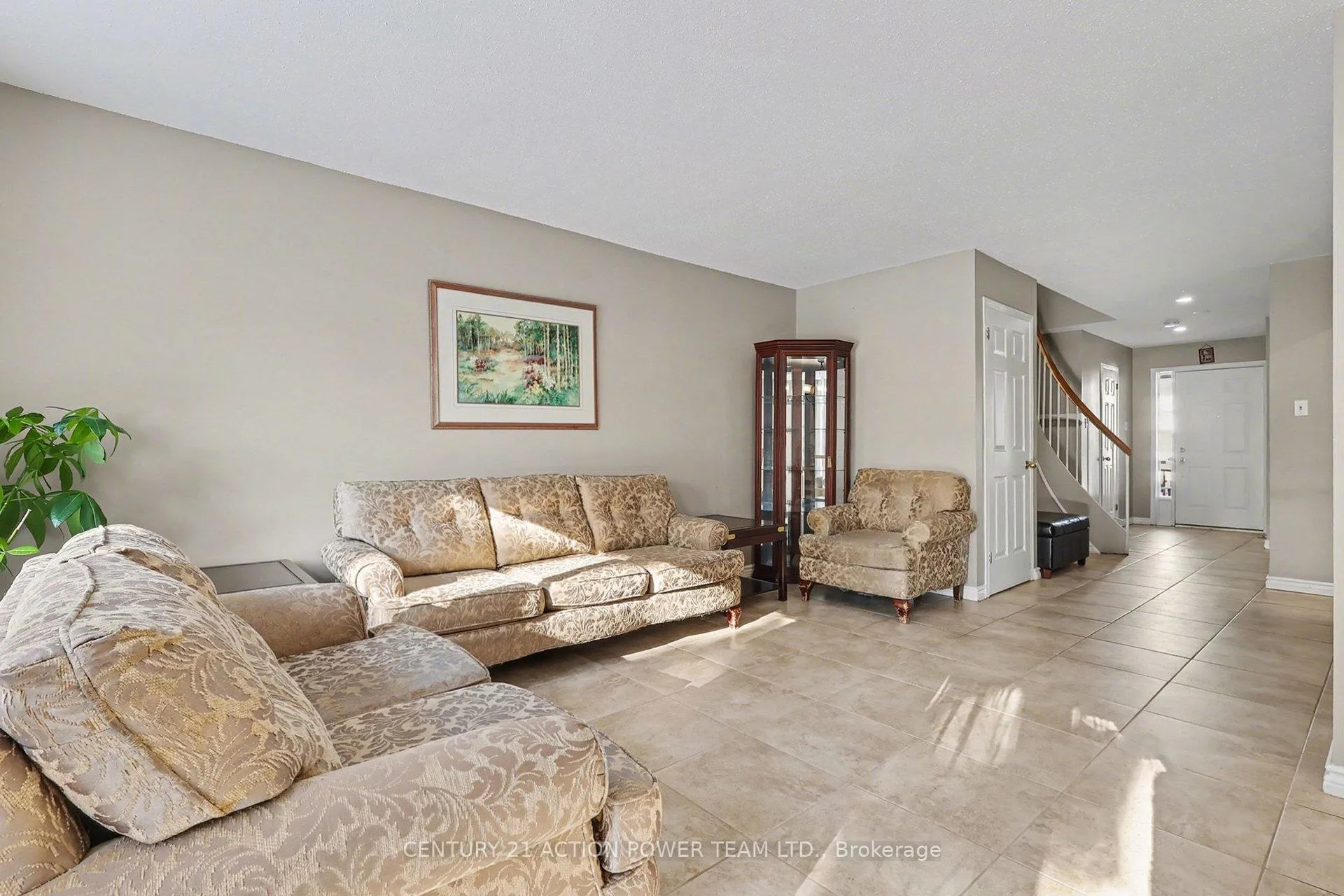 Photo 8 of 82 Burlington Crescent, Ottawa, Hunt Club Park/Greenboro — HOMEH