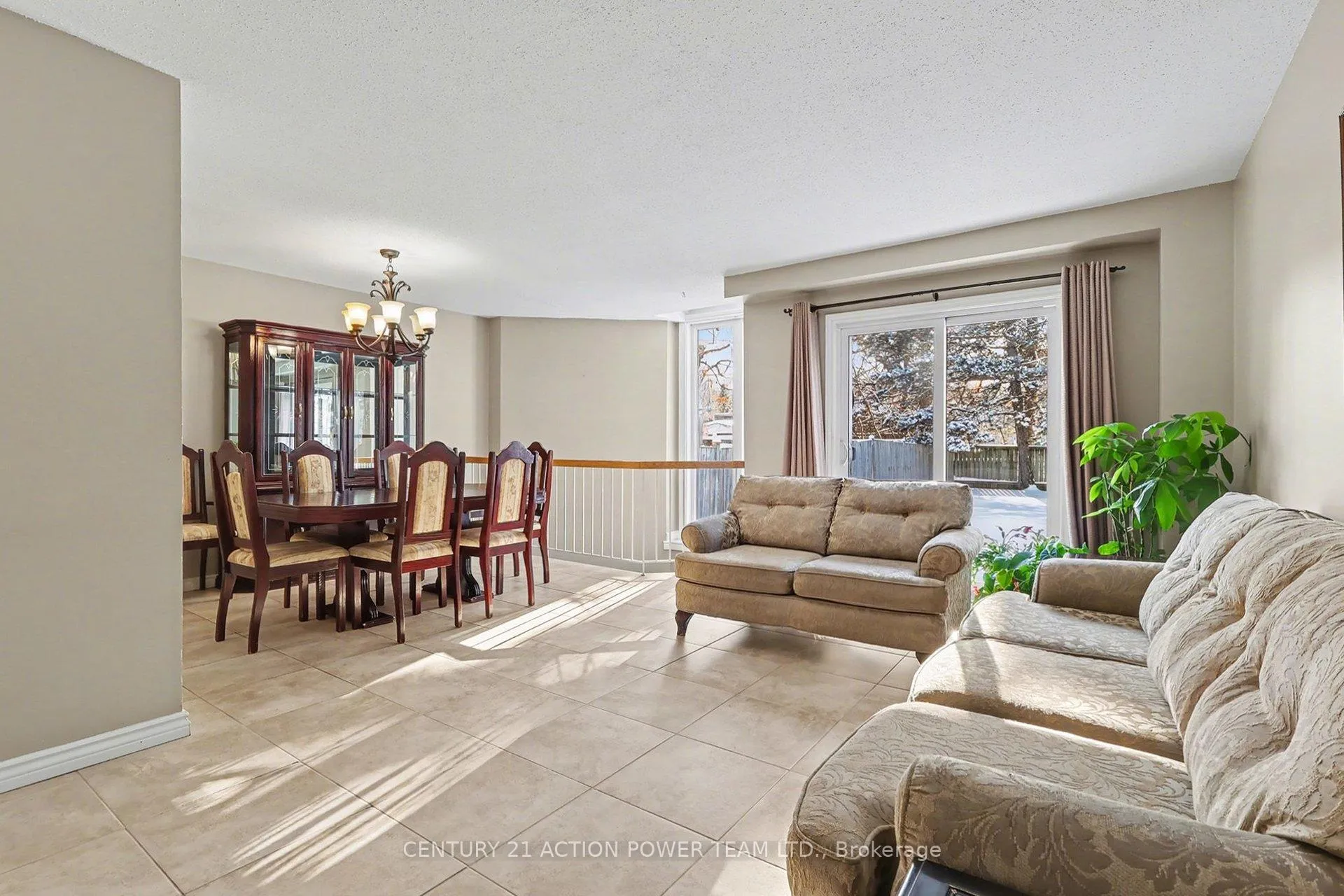 Photo 11 of 82 Burlington Crescent, Ottawa, Hunt Club Park/Greenboro — HOMEH