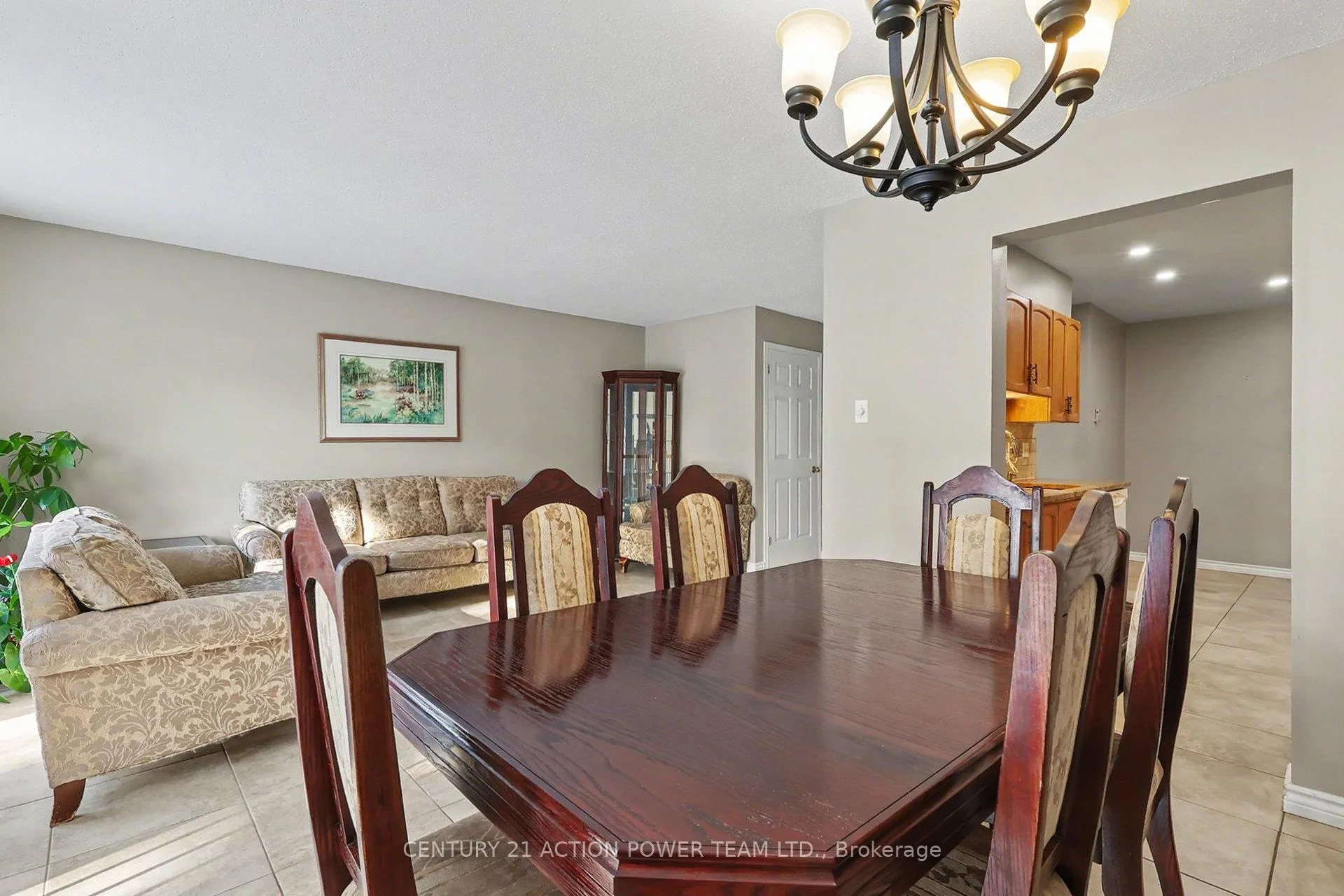 Photo 13 of 82 Burlington Crescent, Ottawa, Hunt Club Park/Greenboro — HOMEH