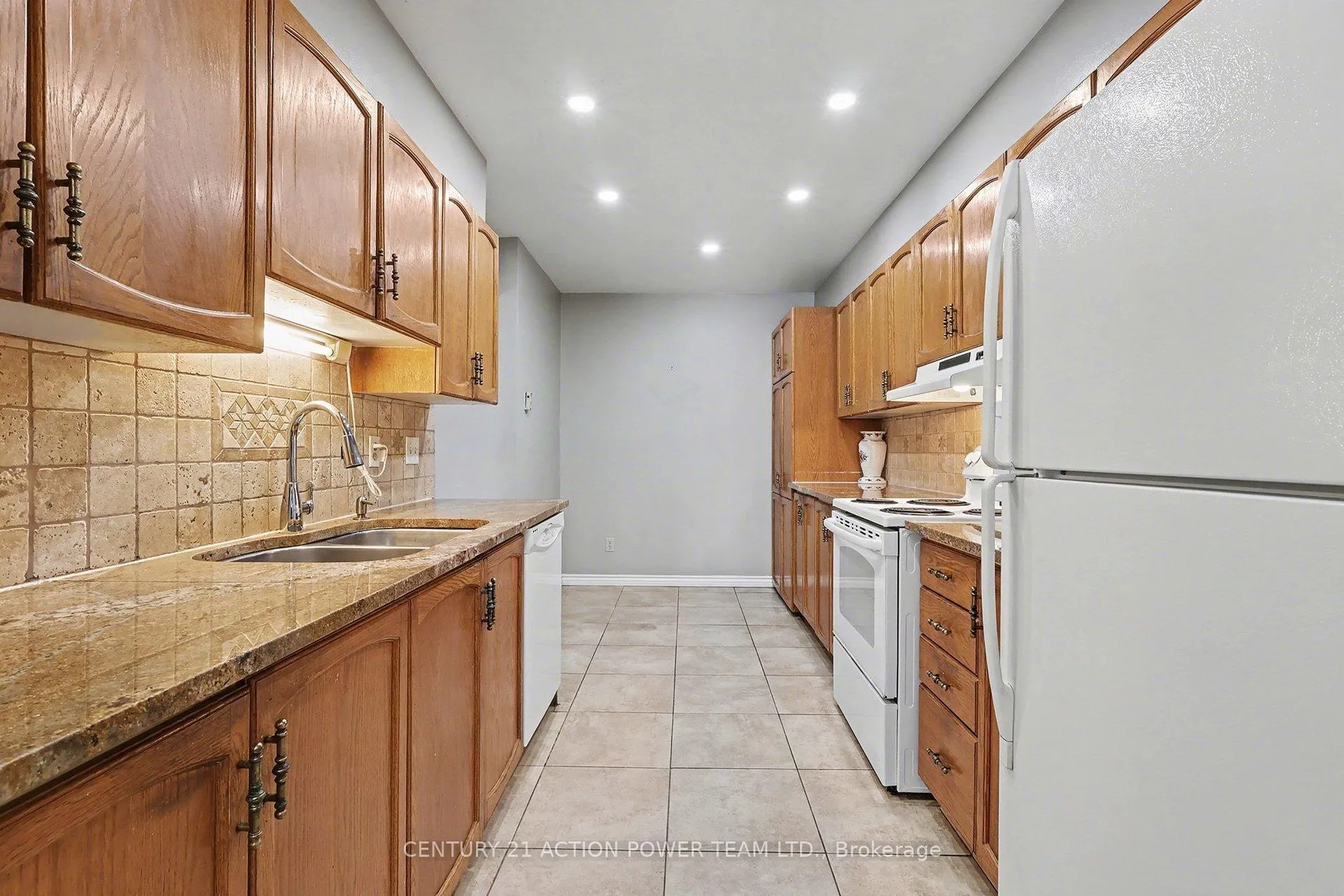 Photo 17 of 82 Burlington Crescent, Ottawa, Hunt Club Park/Greenboro — HOMEH