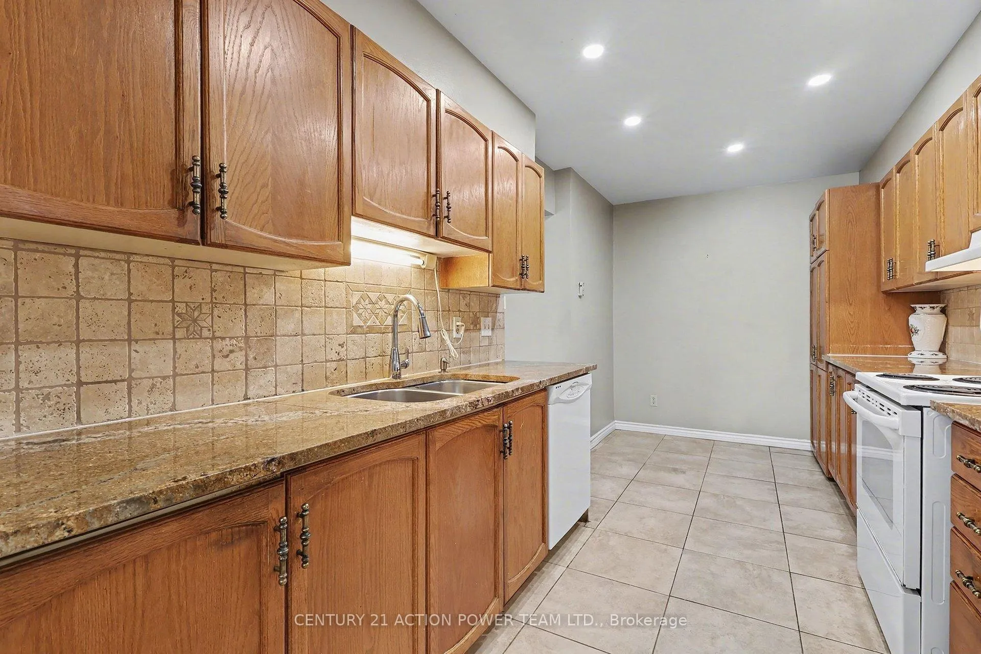 Photo 18 of 82 Burlington Crescent, Ottawa, Hunt Club Park/Greenboro — HOMEH