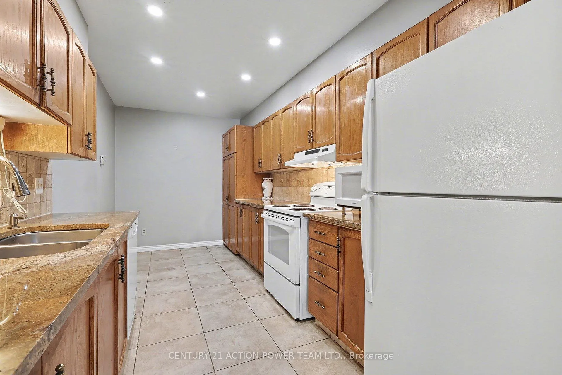 Photo 19 of 82 Burlington Crescent, Ottawa, Hunt Club Park/Greenboro — HOMEH
