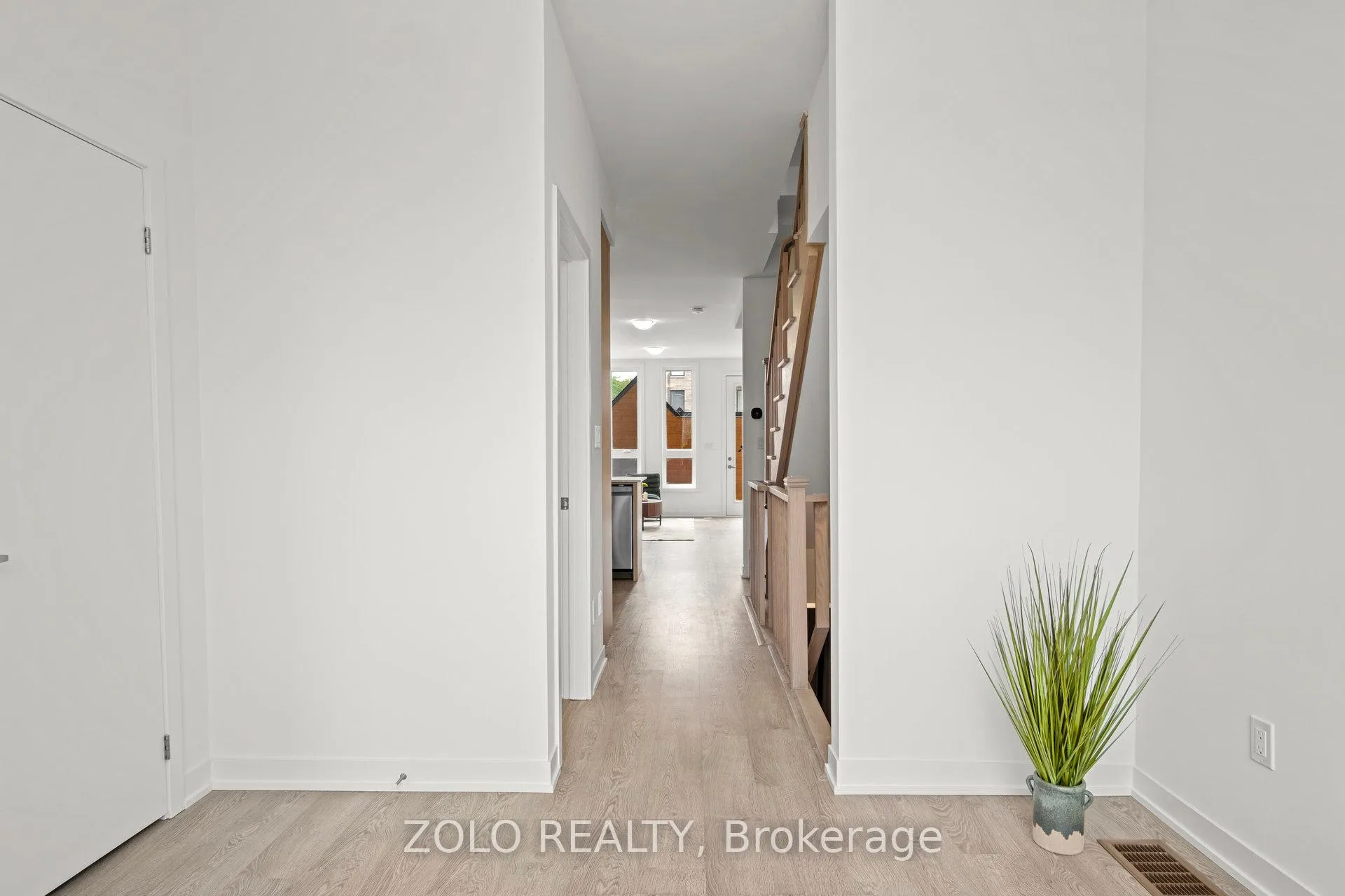 Photo 4 of 30 Deep Roots Terrace, Toronto, Englemount-Lawrence — HOMEH