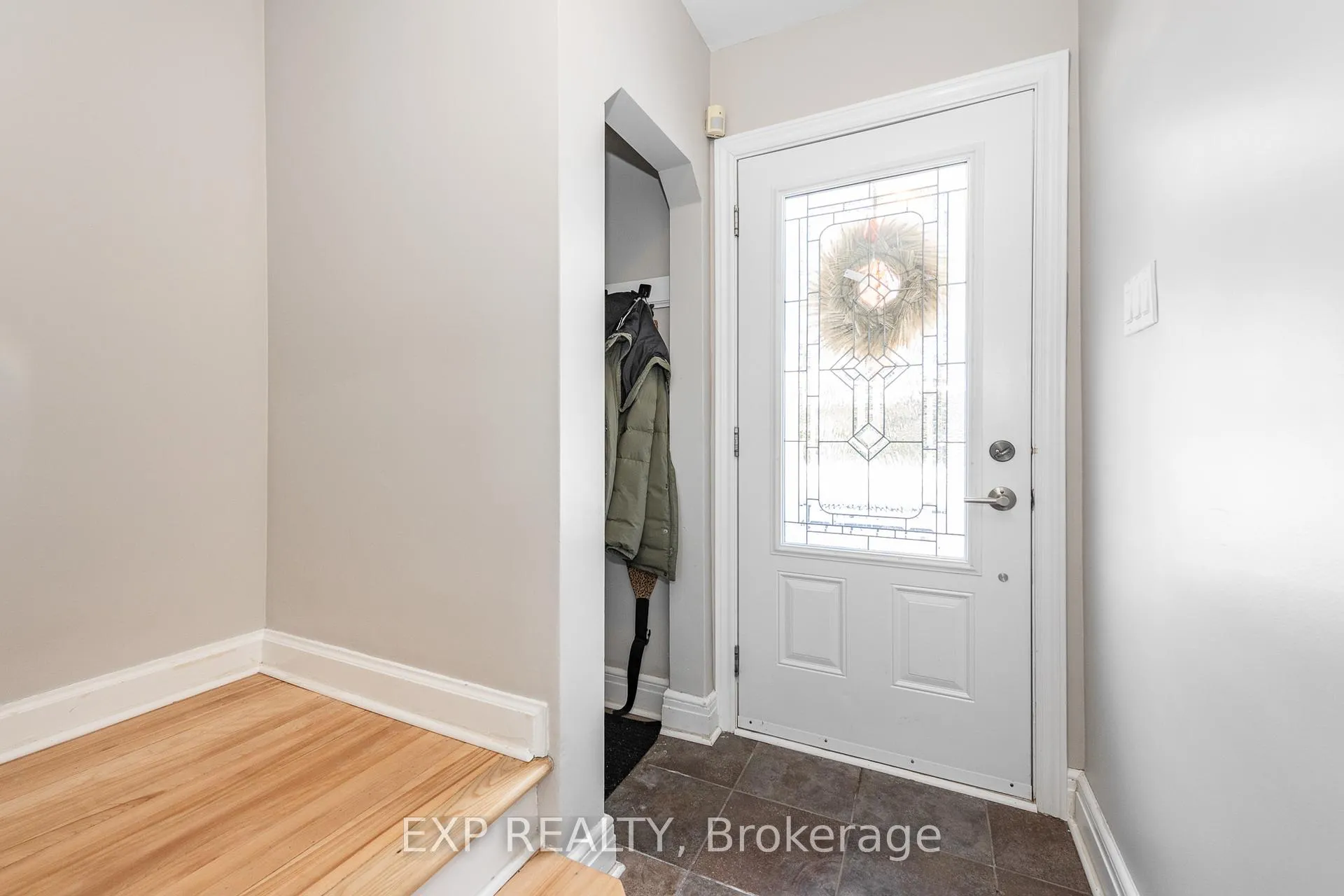 Photo 4 of 524 Wolffdale Crescent, Ottawa, Overbrook/Castle Heights — HOMEH