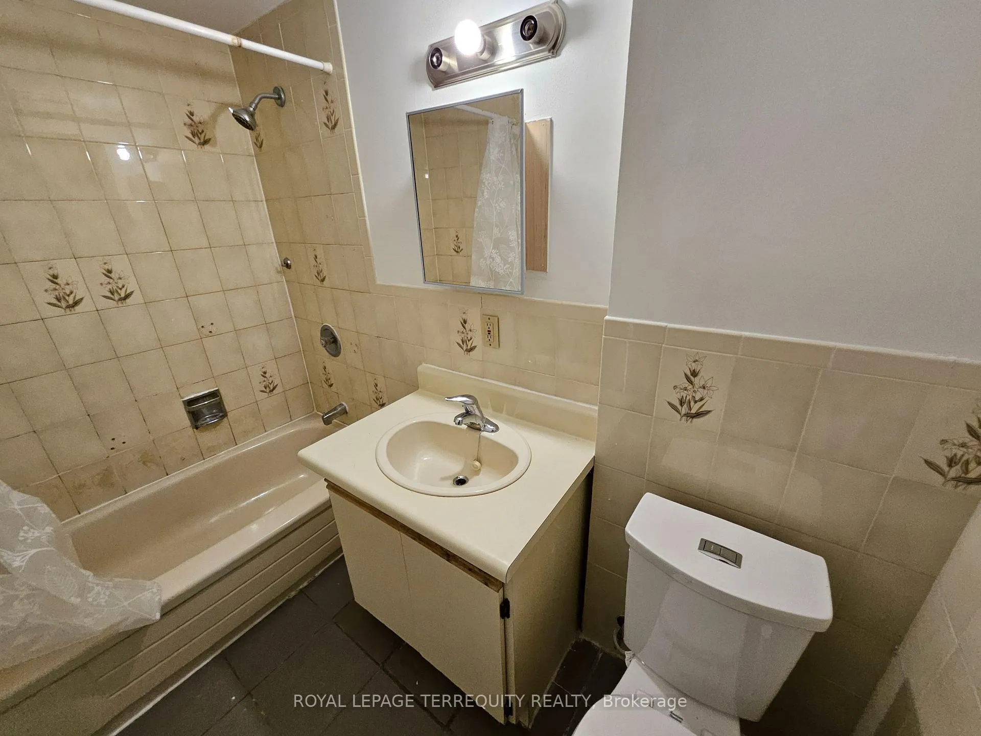 Photo 3 of 557 Lawrence Avenue W, Toronto, Englemount-Lawrence — HOMEH