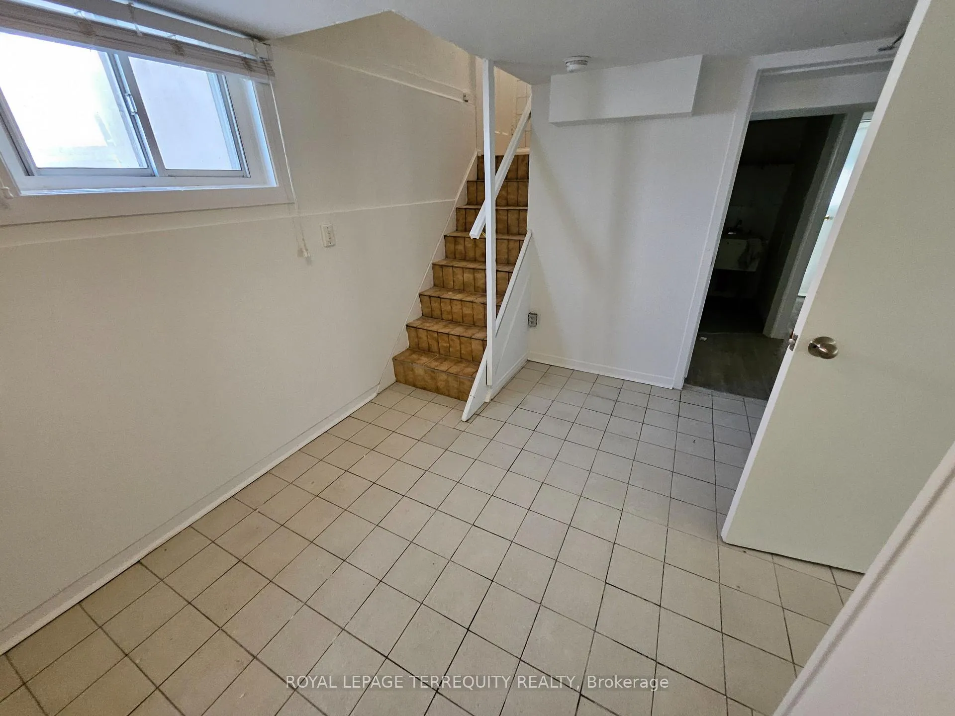 Photo 6 of 557 Lawrence Avenue W, Toronto, Englemount-Lawrence — HOMEH