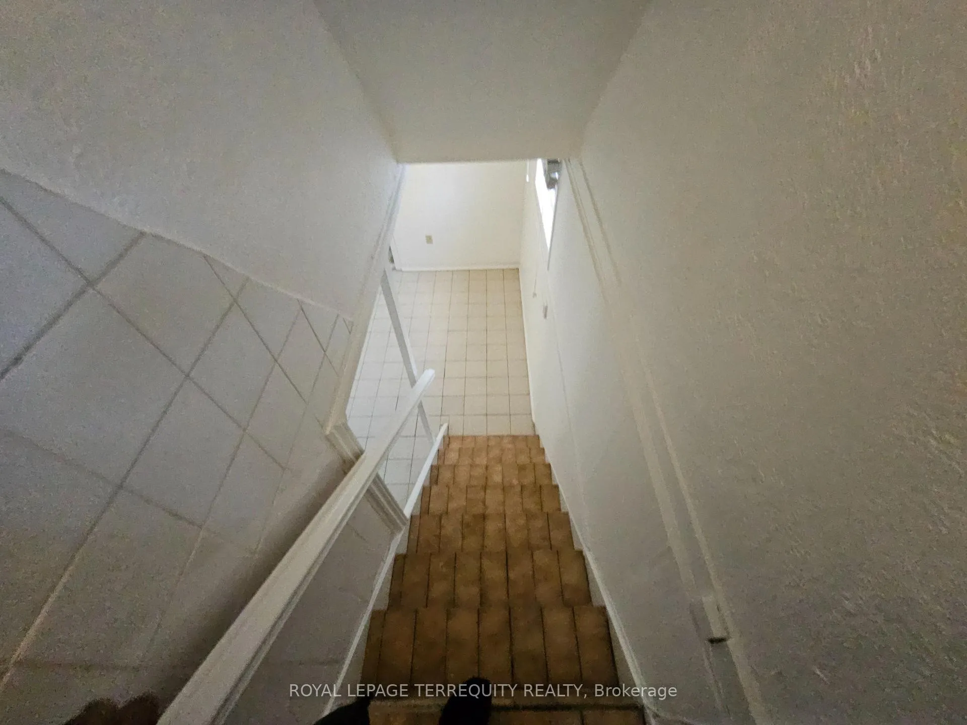 Photo 7 of 557 Lawrence Avenue W, Toronto, Englemount-Lawrence — HOMEH