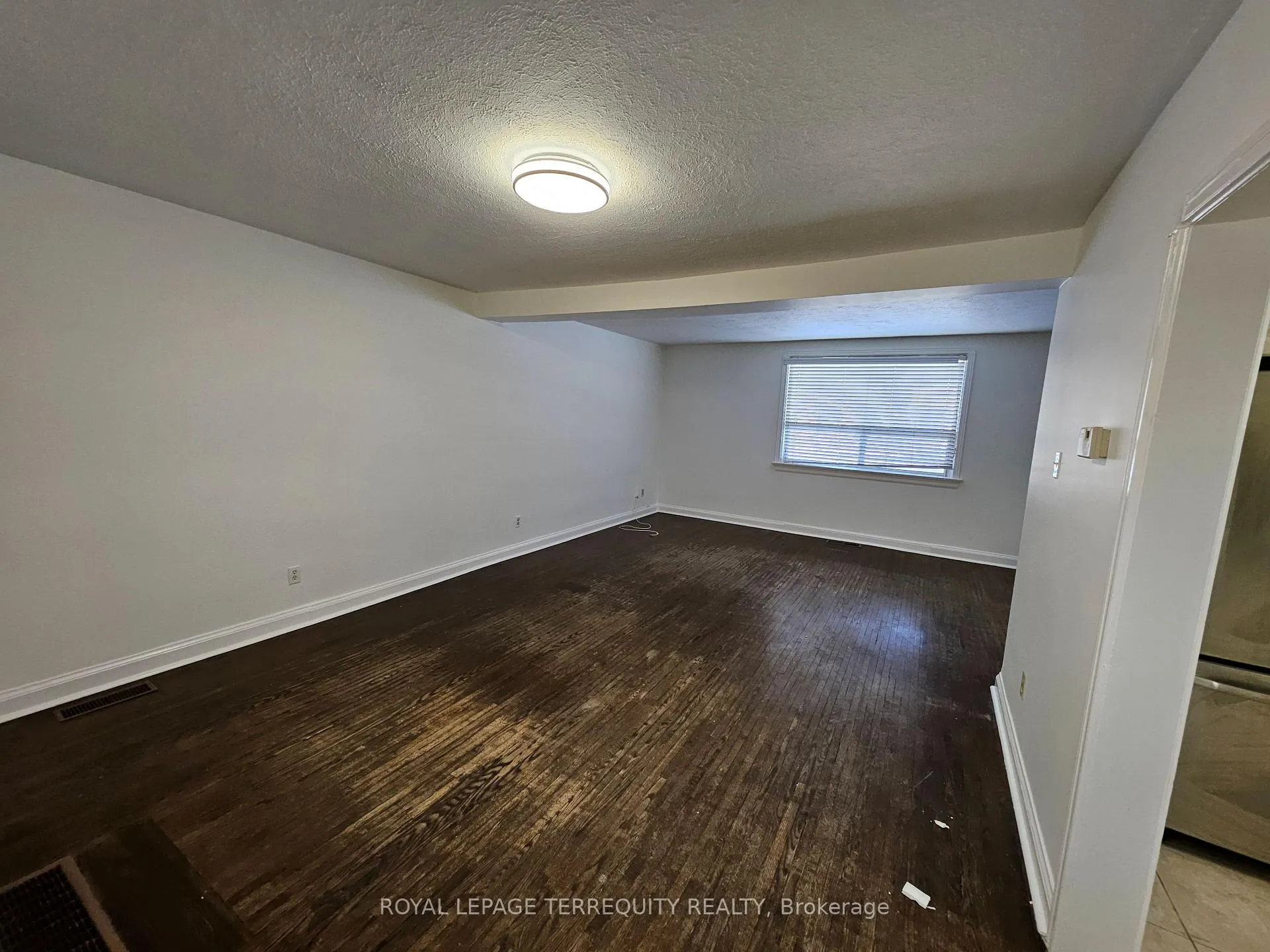 Photo 9 of 557 Lawrence Avenue W, Toronto, Englemount-Lawrence — HOMEH