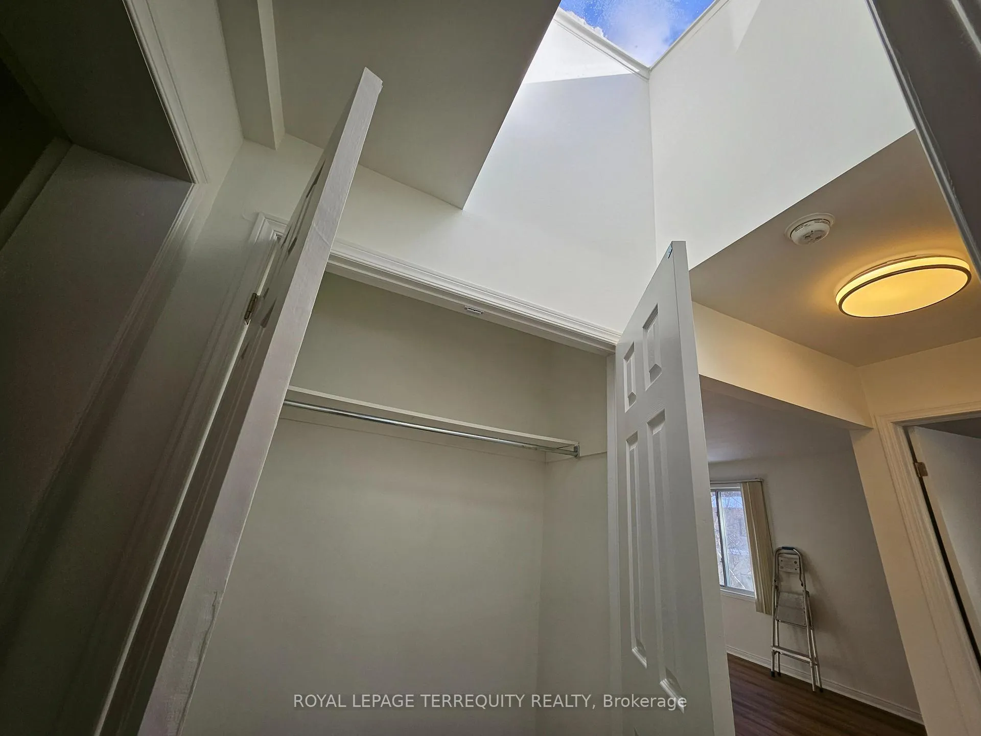 Photo 11 of 557 Lawrence Avenue W, Toronto, Englemount-Lawrence — HOMEH