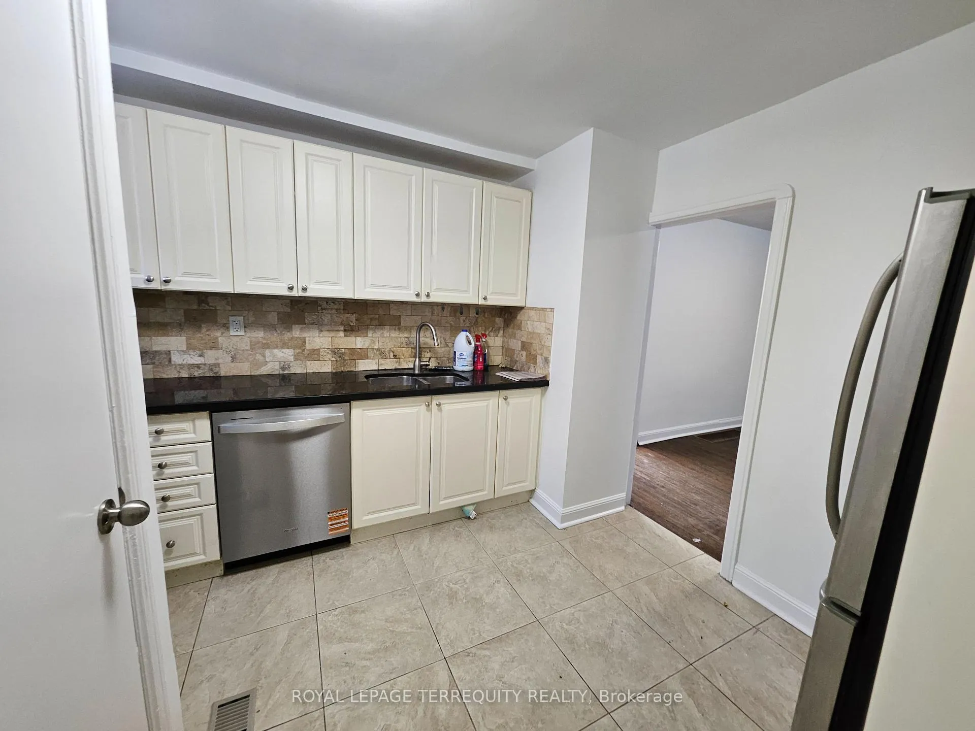 Photo 15 of 557 Lawrence Avenue W, Toronto, Englemount-Lawrence — HOMEH
