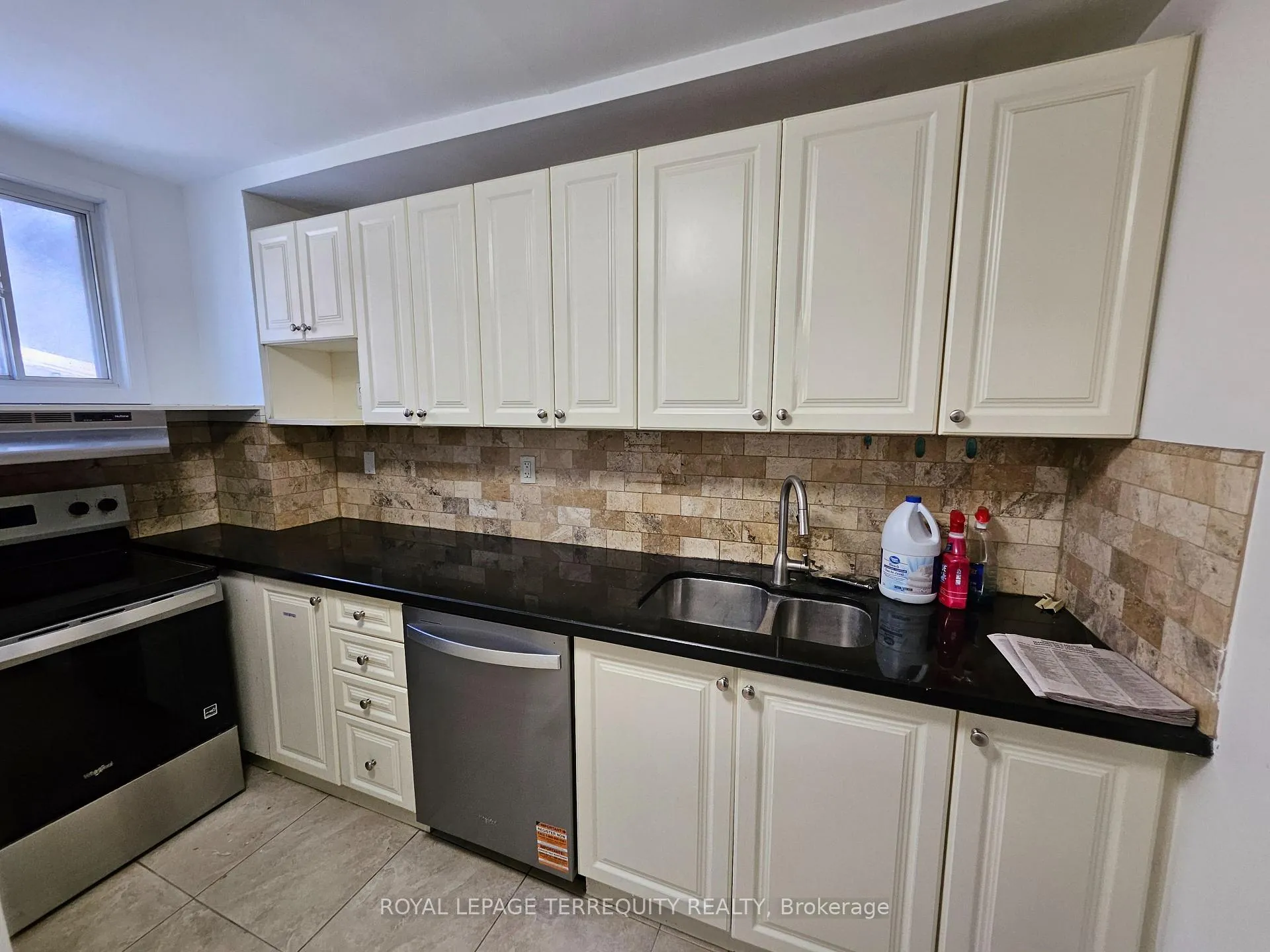 Photo 17 of 557 Lawrence Avenue W, Toronto, Englemount-Lawrence — HOMEH