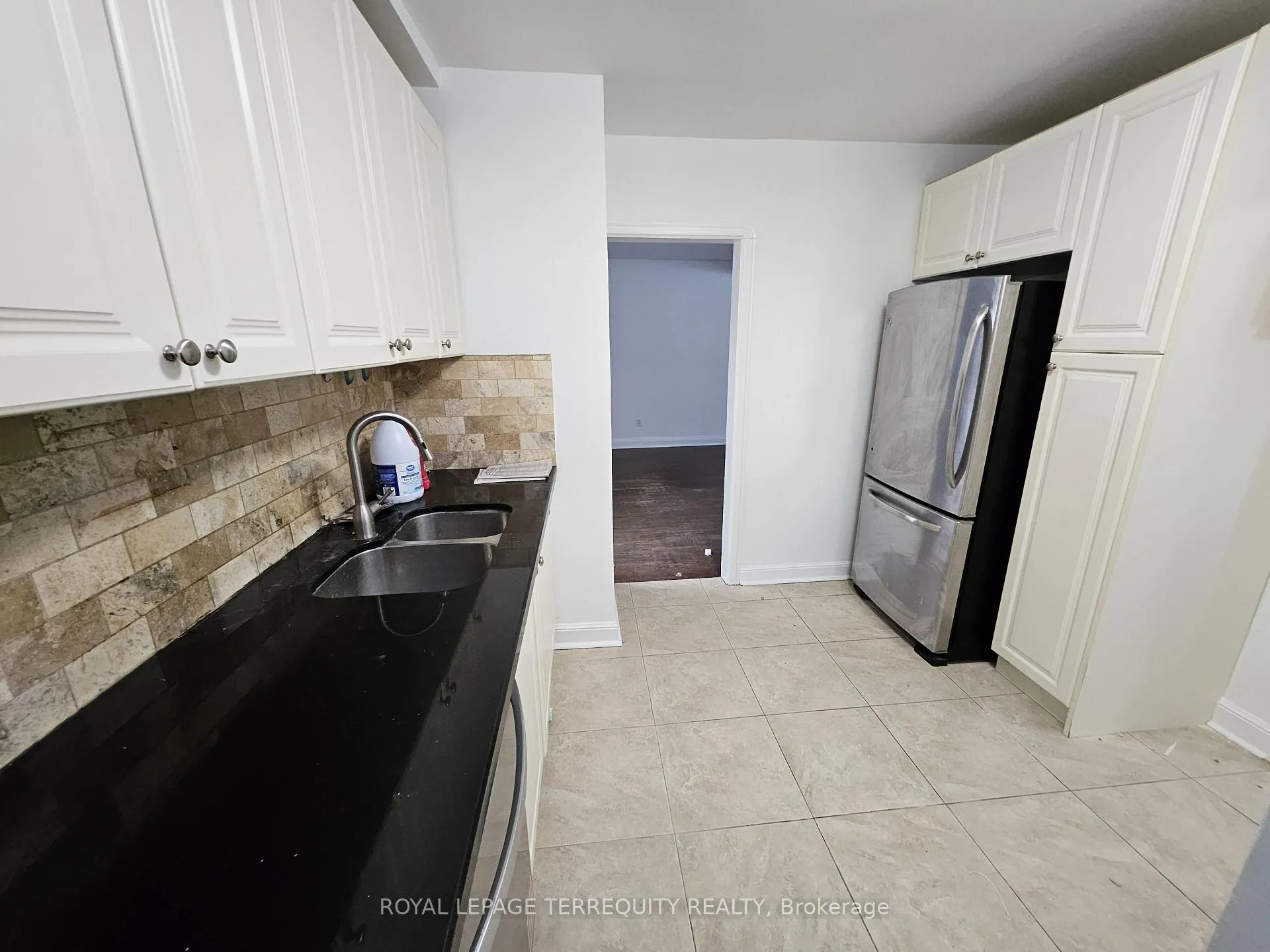 Photo 18 of 557 Lawrence Avenue W, Toronto, Englemount-Lawrence — HOMEH