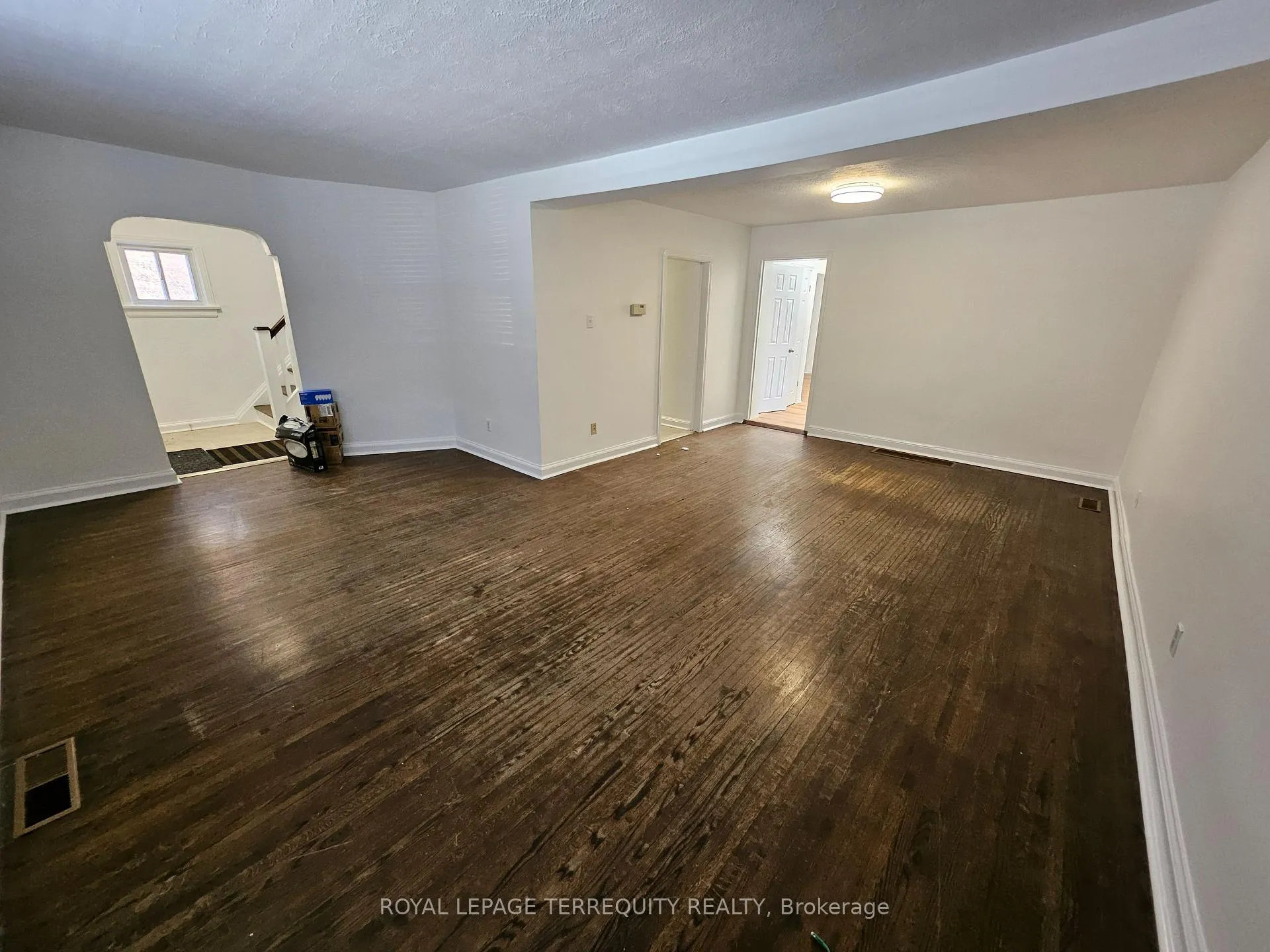 Photo 22 of 557 Lawrence Avenue W, Toronto, Englemount-Lawrence — HOMEH