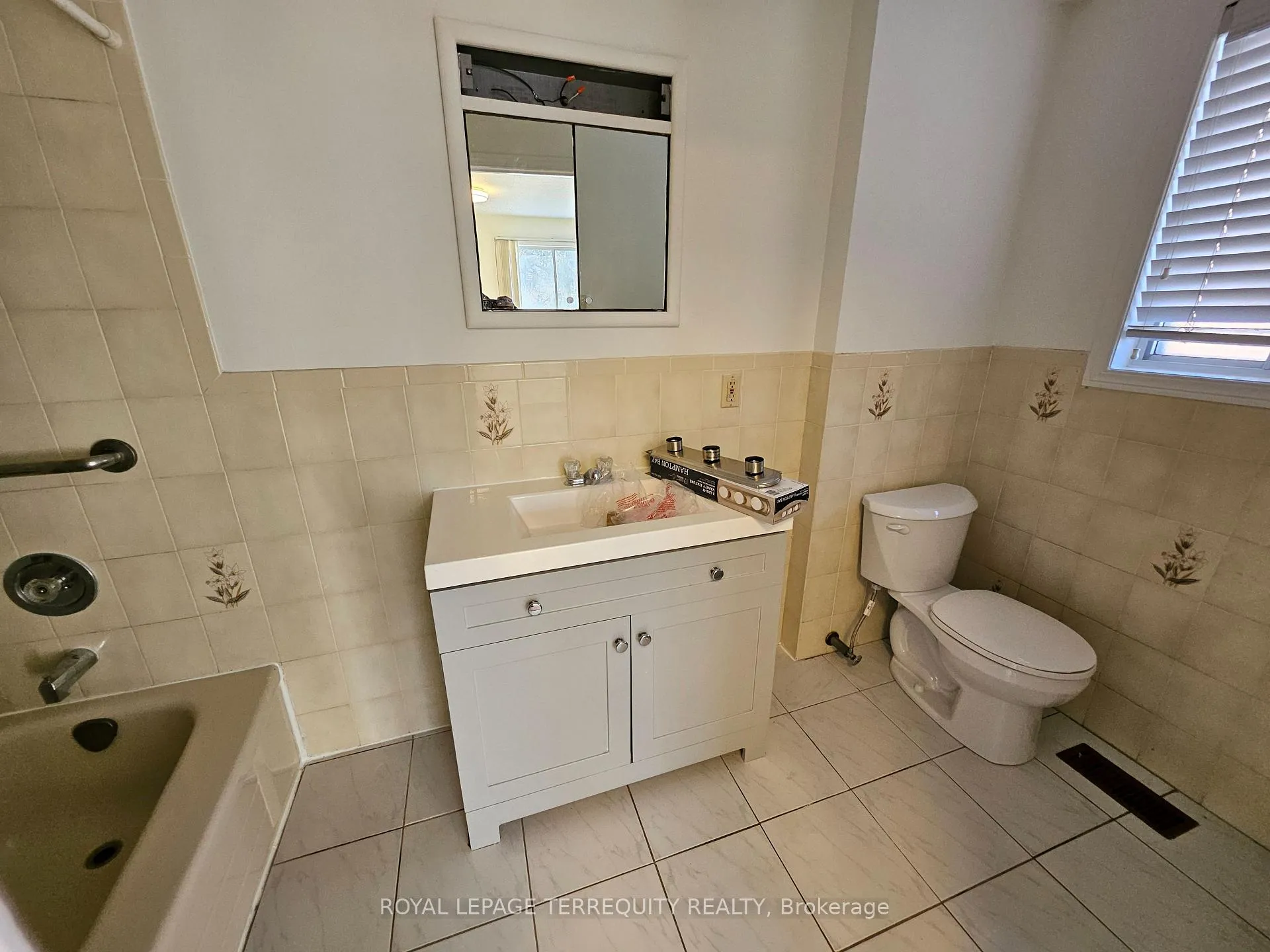Photo 24 of 557 Lawrence Avenue W, Toronto, Englemount-Lawrence — HOMEH