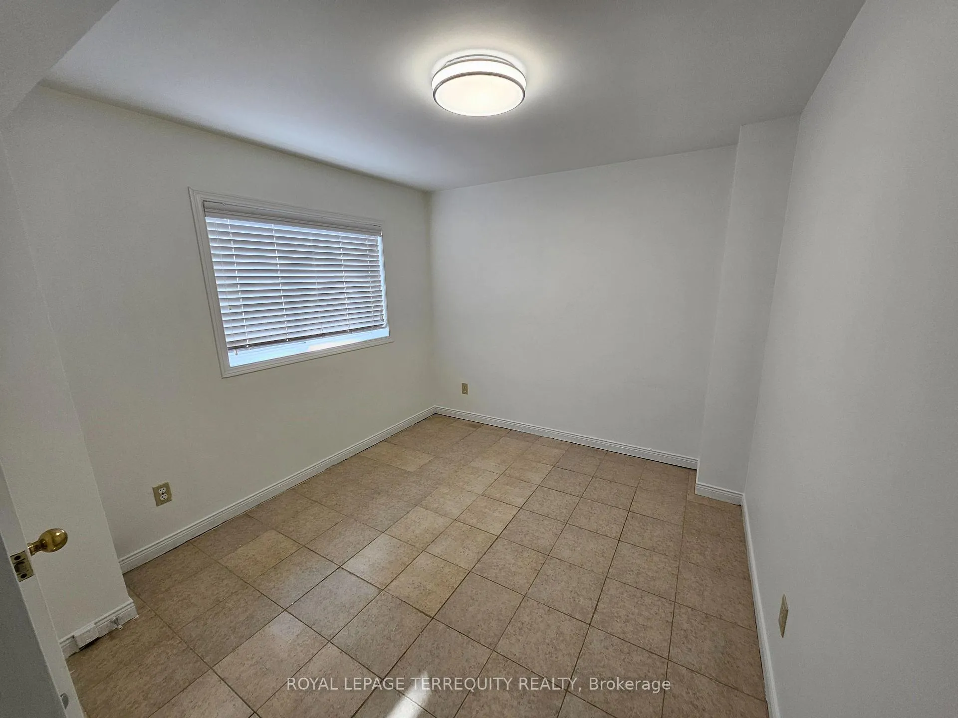 Photo 27 of 557 Lawrence Avenue W, Toronto, Englemount-Lawrence — HOMEH