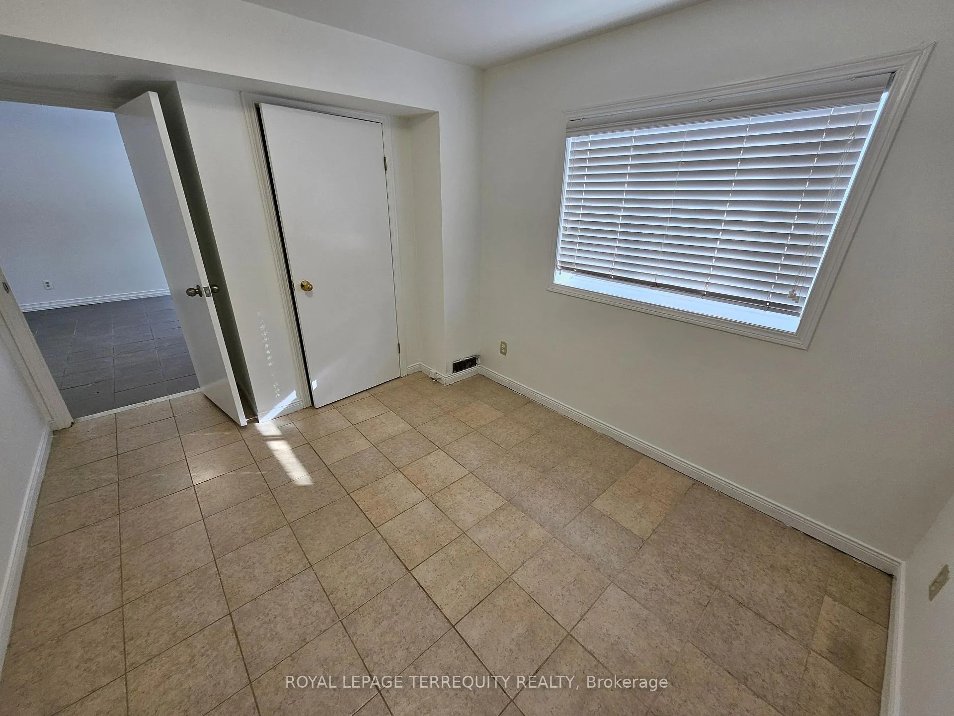 Photo 28 of 557 Lawrence Avenue W, Toronto, Englemount-Lawrence — HOMEH