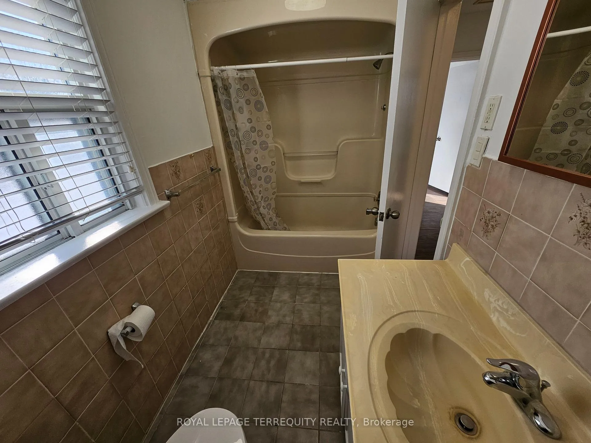 Photo 34 of 557 Lawrence Avenue W, Toronto, Englemount-Lawrence — HOMEH