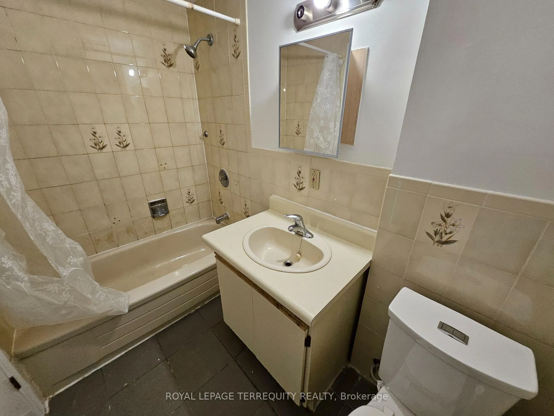 Photo 40 of 557 Lawrence Avenue W, Toronto, Englemount-Lawrence — HOMEH