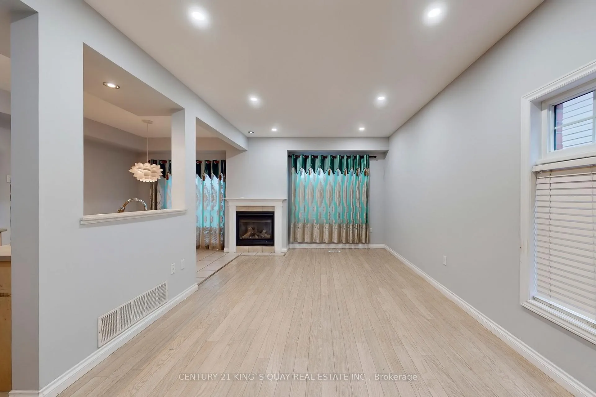 Photo 7 of Unit 21, 232 Stonehenge Drive, Hamilton, Meadowlands — HOMEH