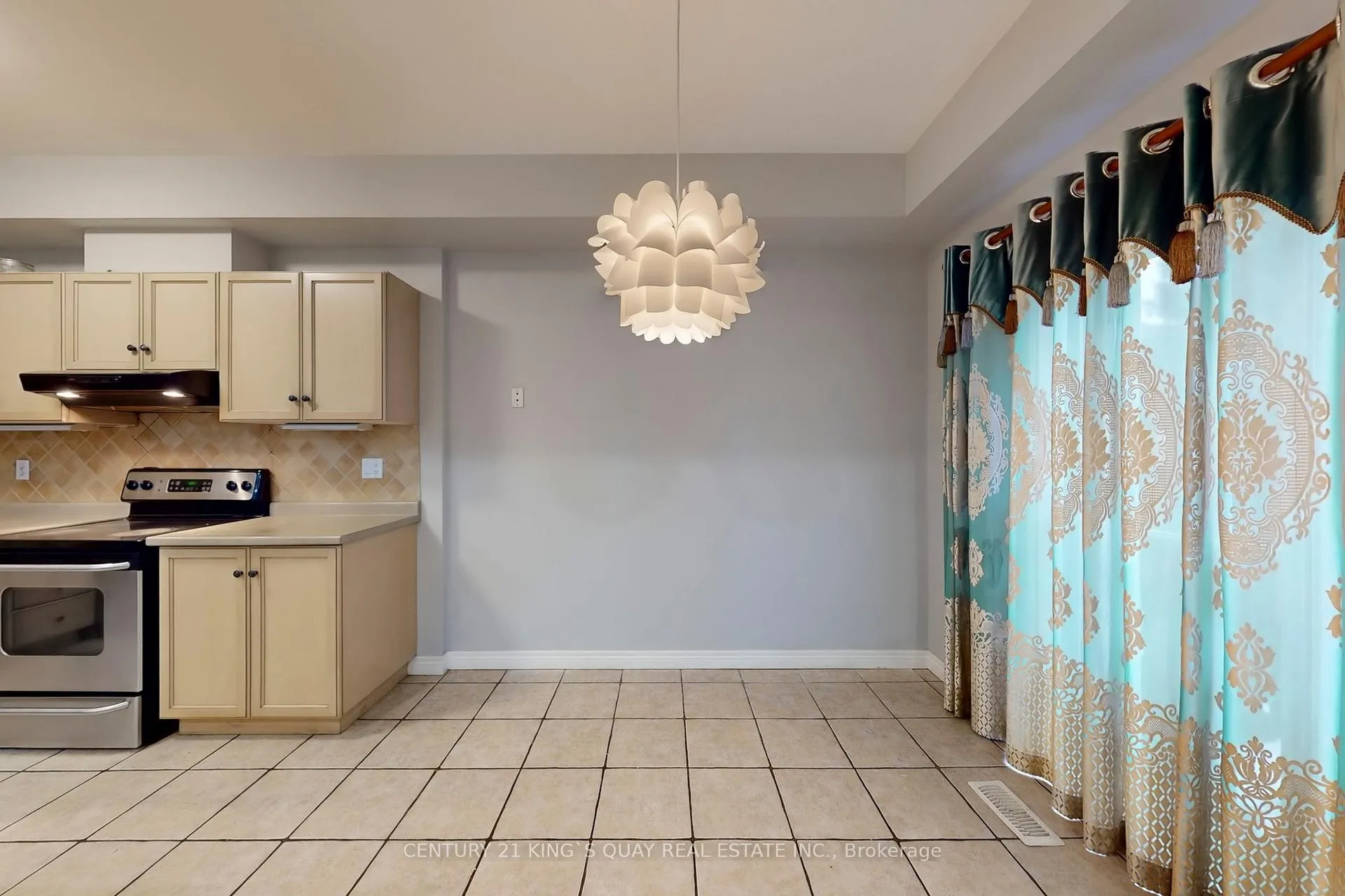 Photo 16 of Unit 21, 232 Stonehenge Drive, Hamilton, Meadowlands — HOMEH