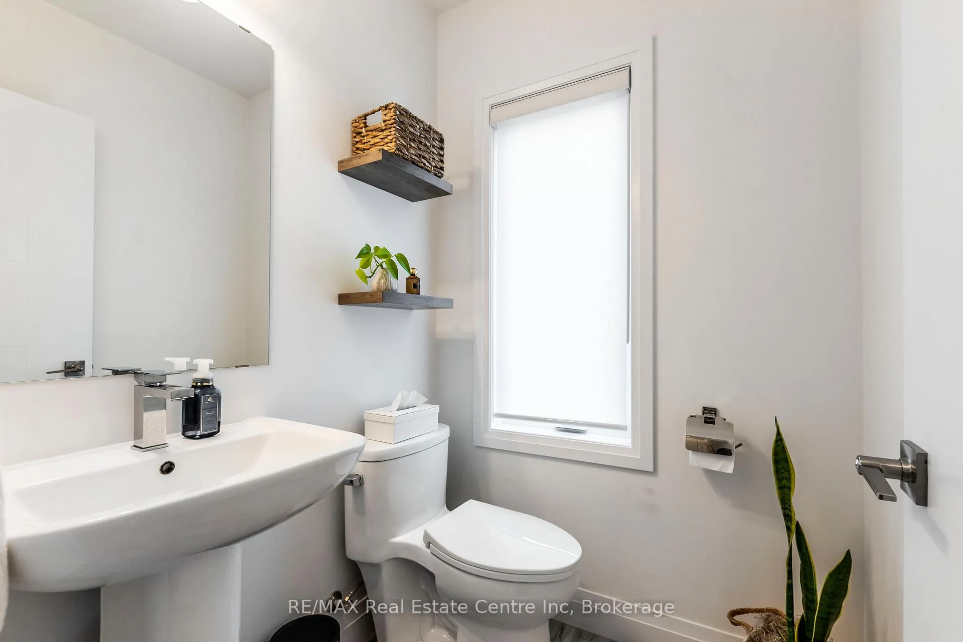 Photo 17 of 59 Lily Lane, Guelph, Clairfields/Hanlon Business Park — HOMEH