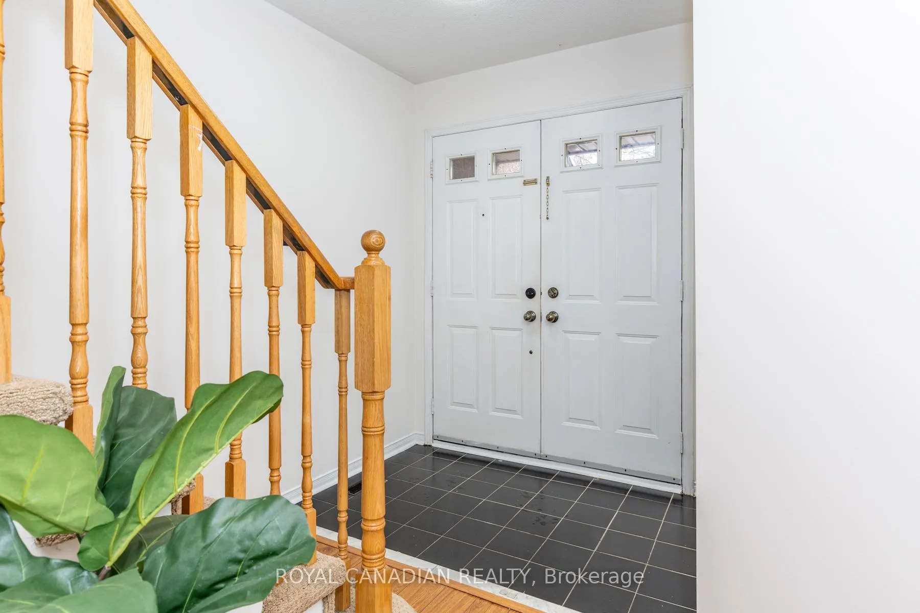 Photo 5 of Unit 32, 49 Goldenlight Circle, Brampton, Brampton West — HOMEH