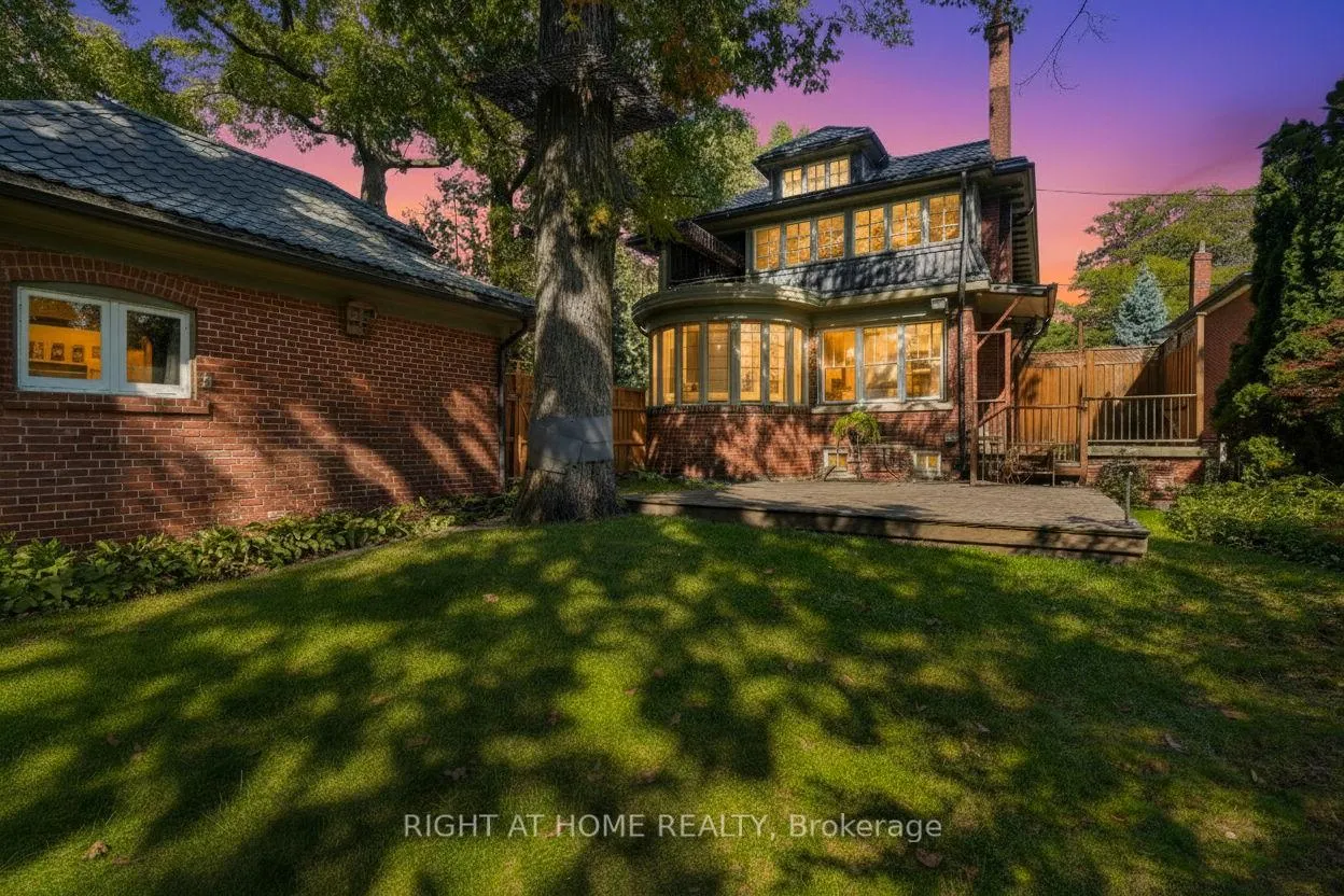 Photo 1 of 32 Hollywood Crescent, Toronto, Woodbine Corridor — HOMEH