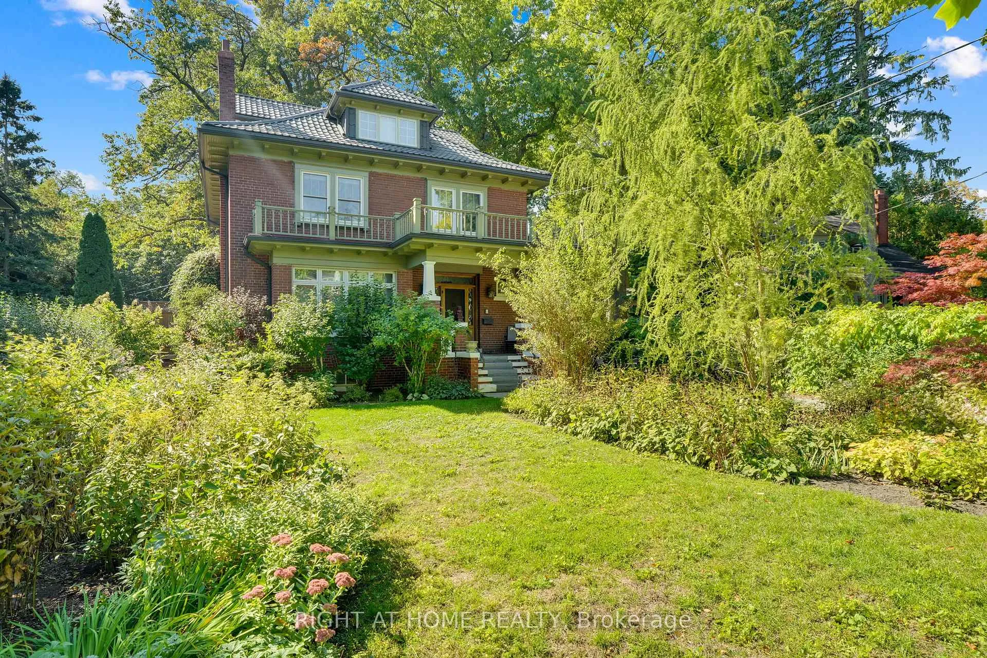 Photo 2 of 32 Hollywood Crescent, Toronto, Woodbine Corridor — HOMEH