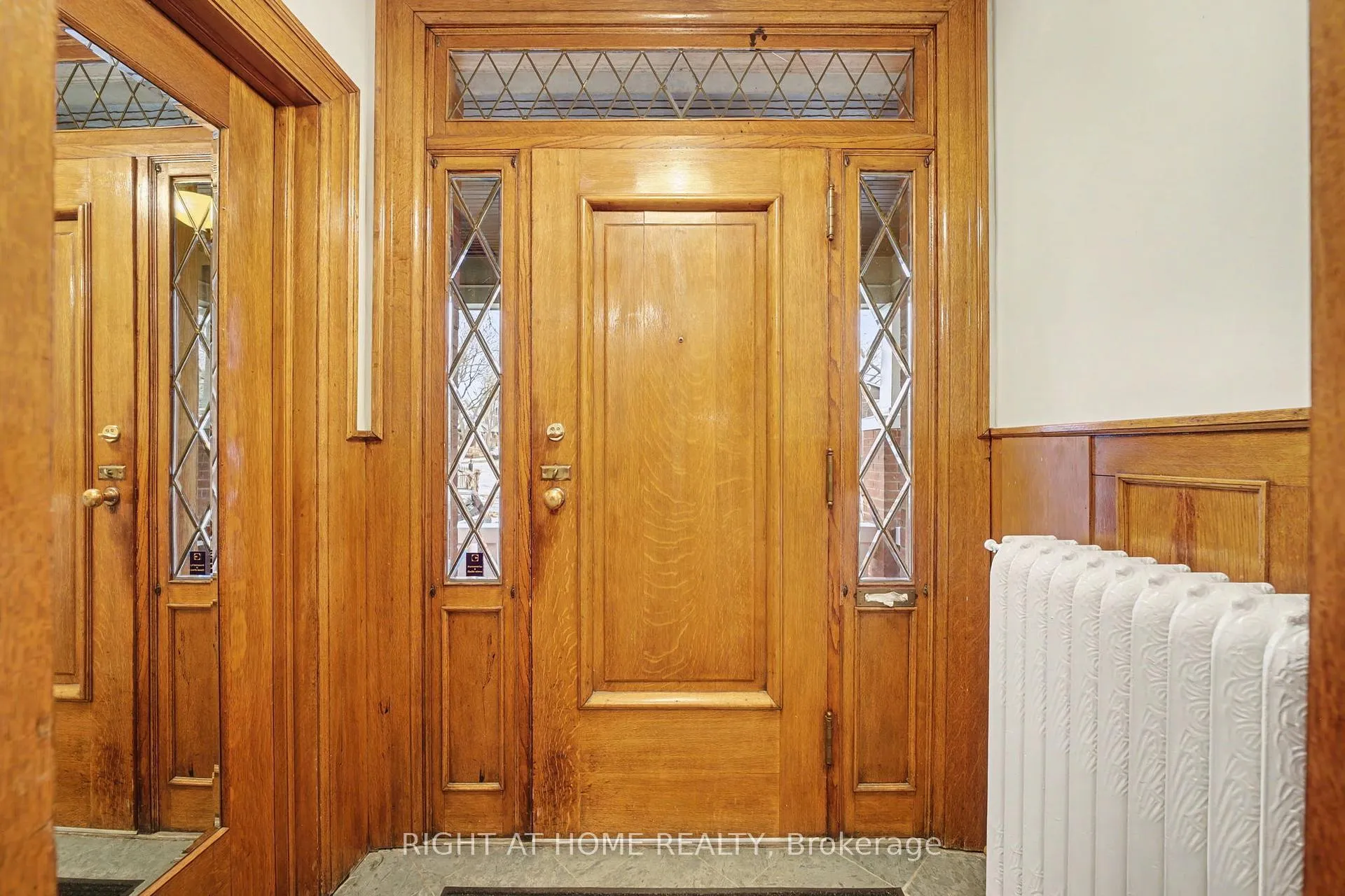 Photo 4 of 32 Hollywood Crescent, Toronto, Woodbine Corridor — HOMEH