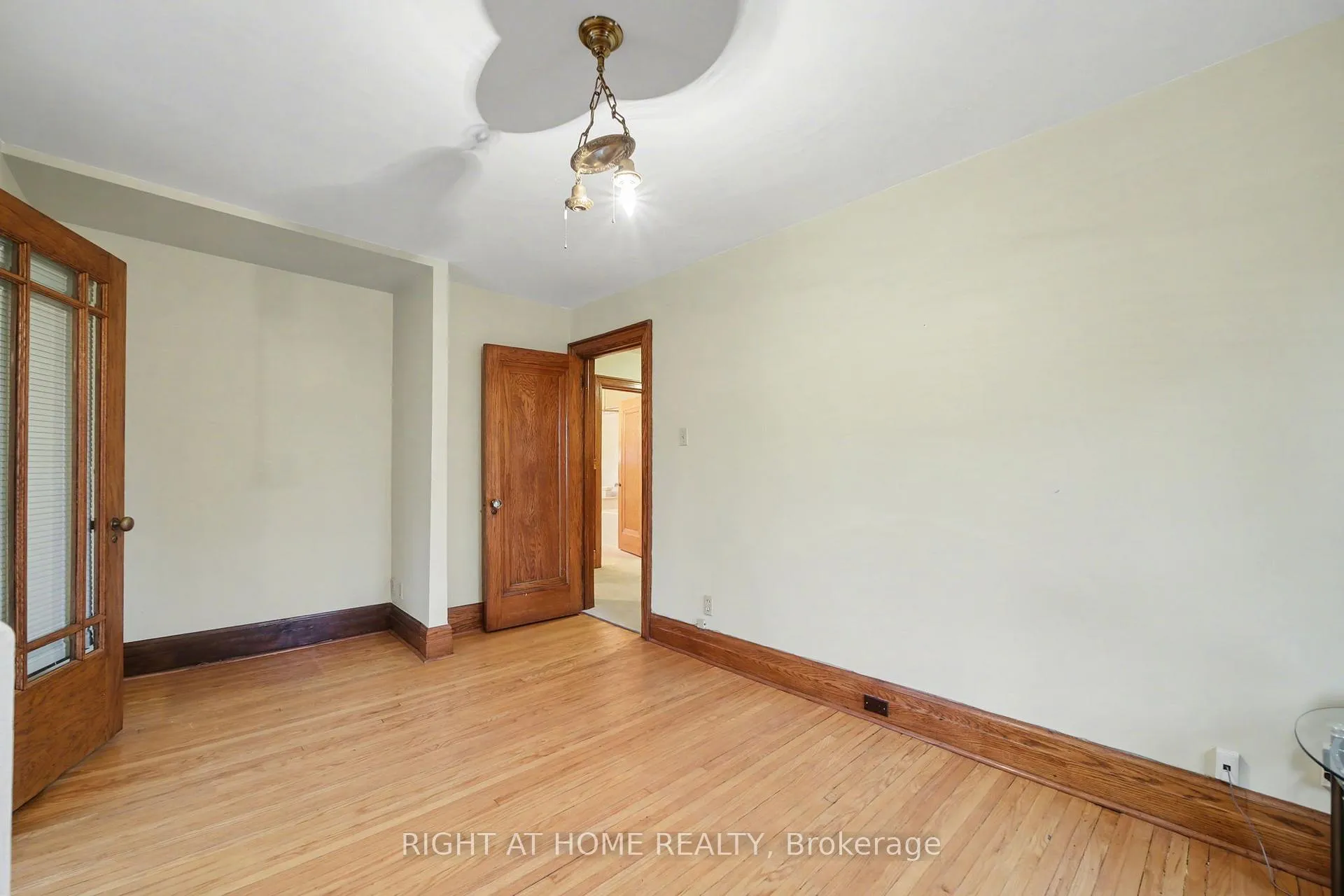 Photo 24 of 32 Hollywood Crescent, Toronto, Woodbine Corridor — HOMEH