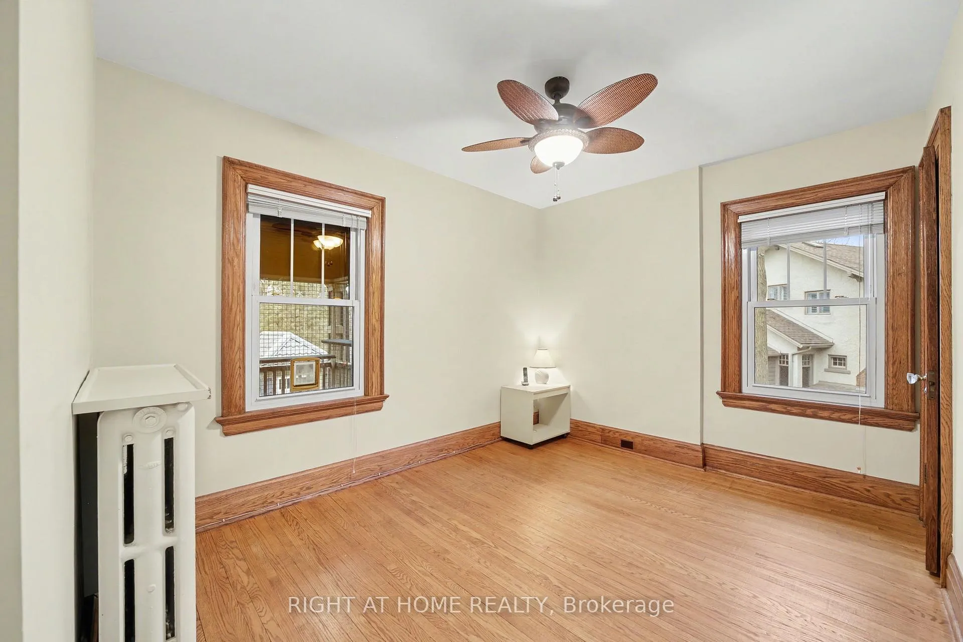 Photo 28 of 32 Hollywood Crescent, Toronto, Woodbine Corridor — HOMEH