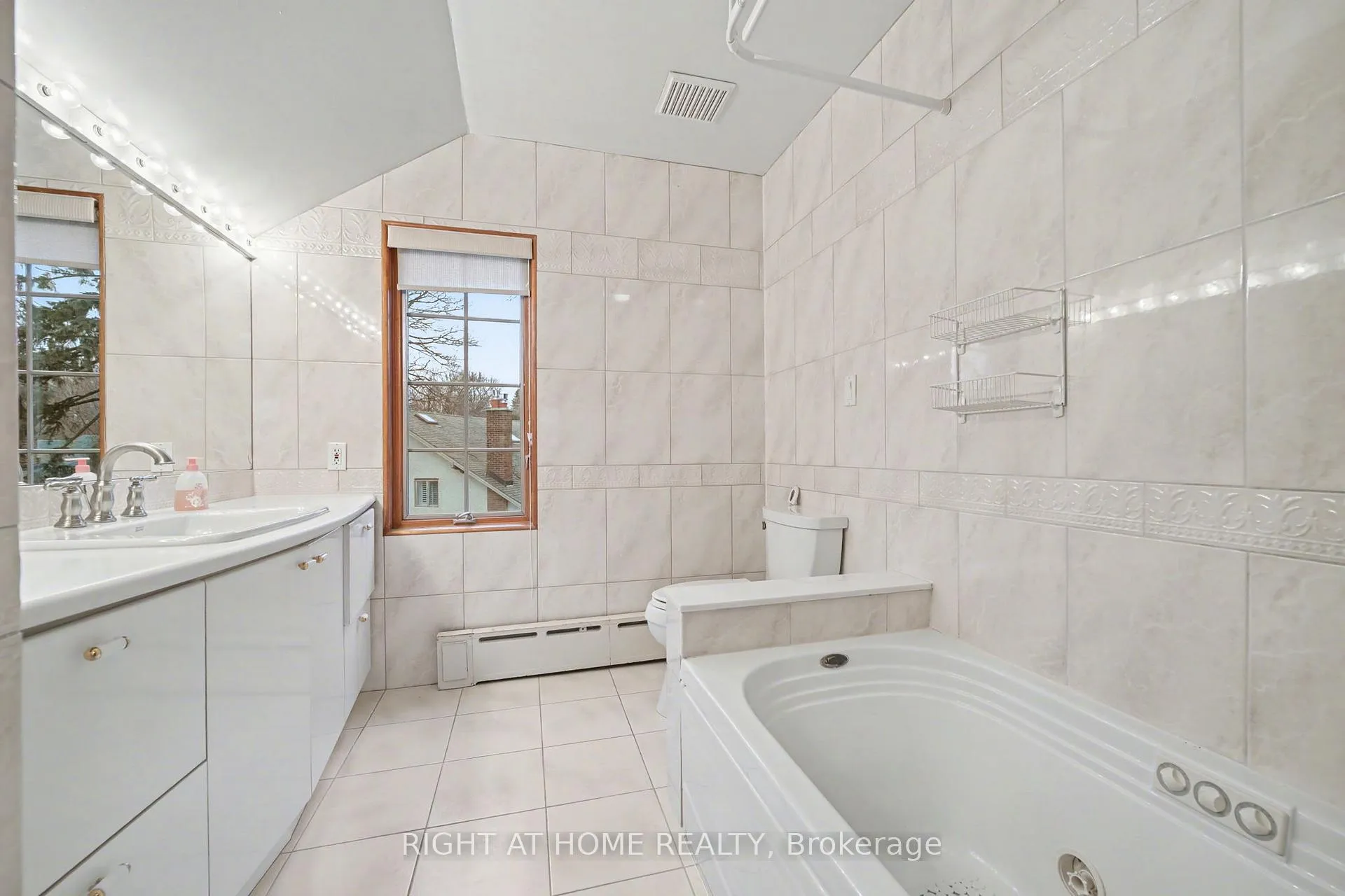 Photo 33 of 32 Hollywood Crescent, Toronto, Woodbine Corridor — HOMEH