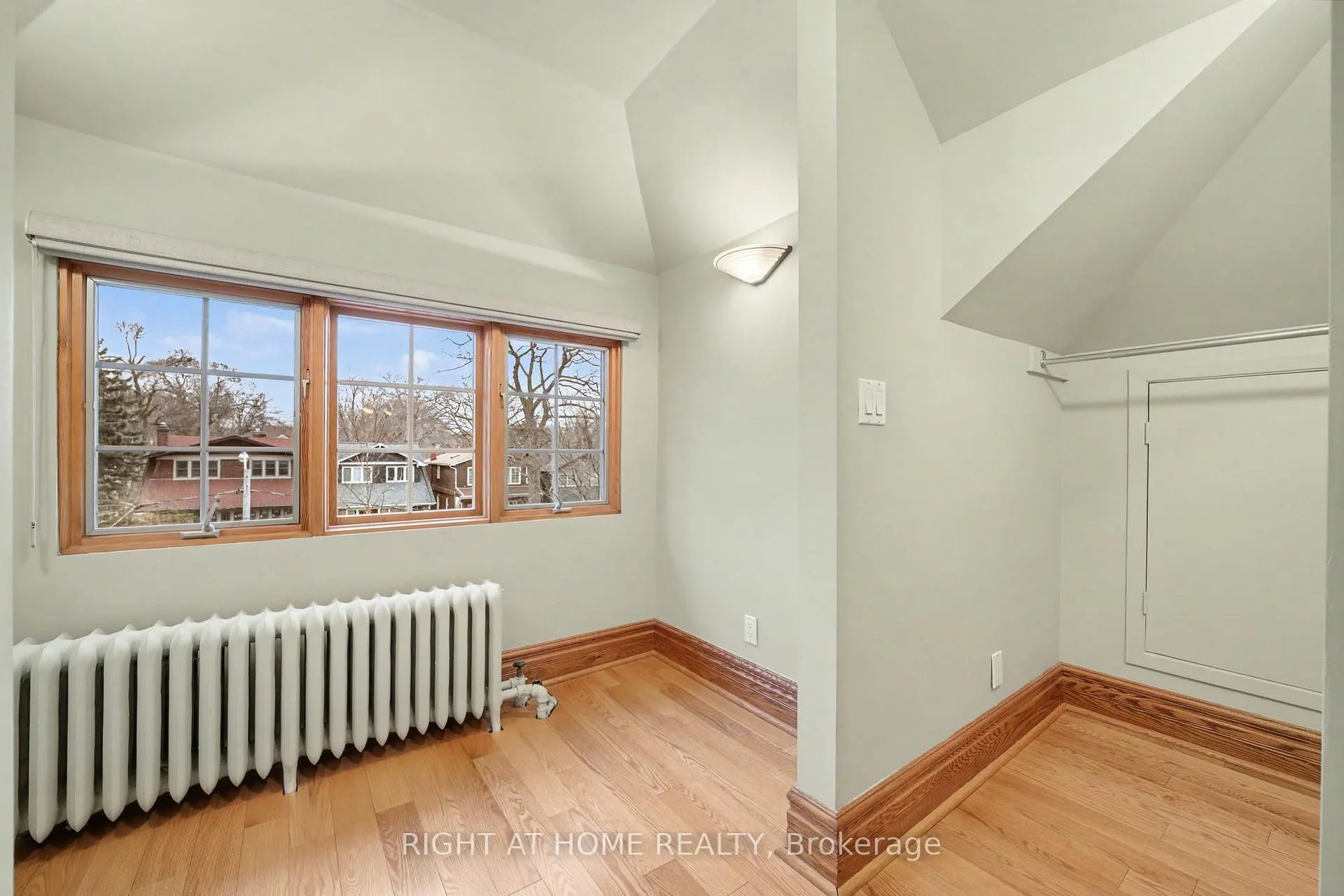 Photo 34 of 32 Hollywood Crescent, Toronto, Woodbine Corridor — HOMEH