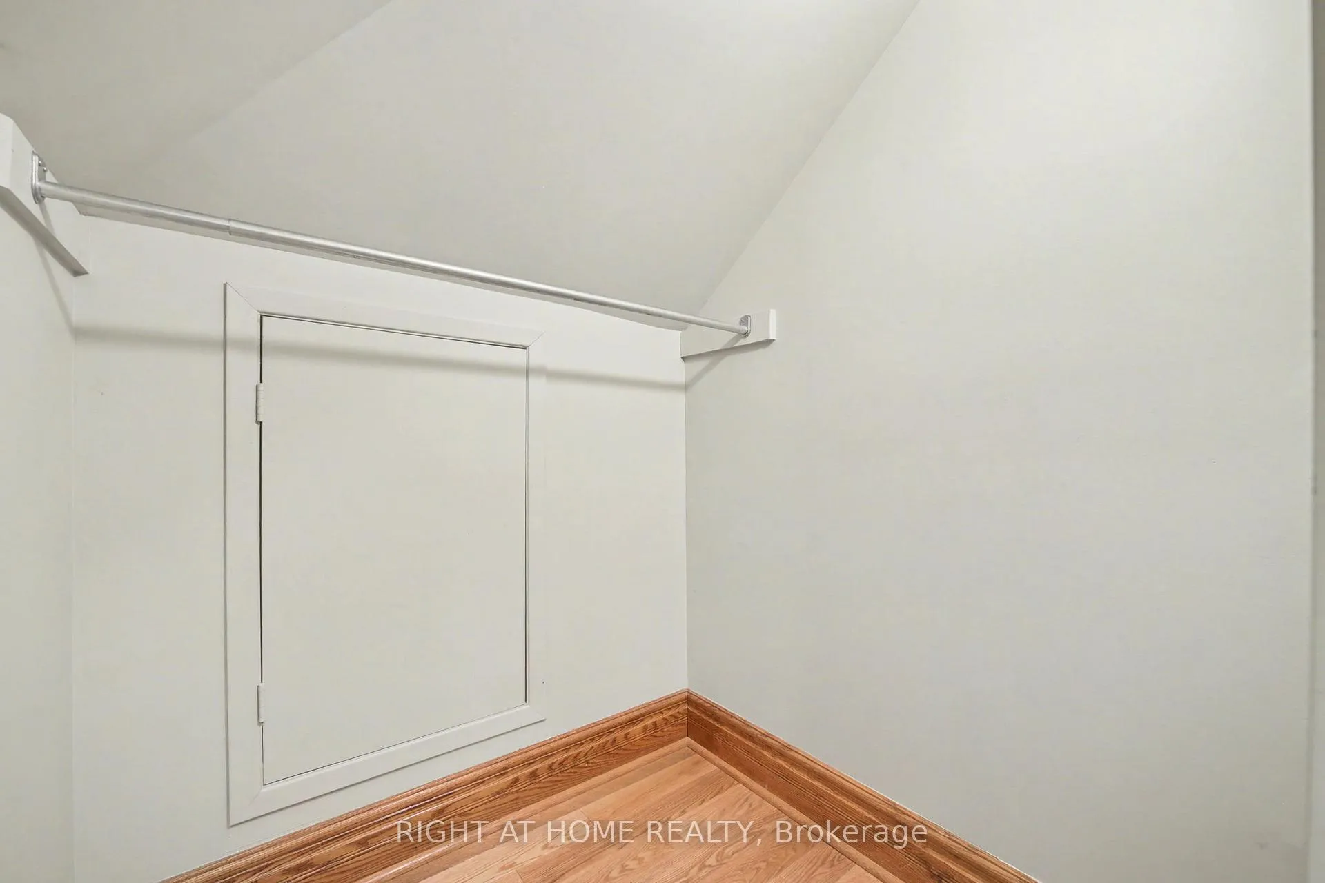 Photo 35 of 32 Hollywood Crescent, Toronto, Woodbine Corridor — HOMEH