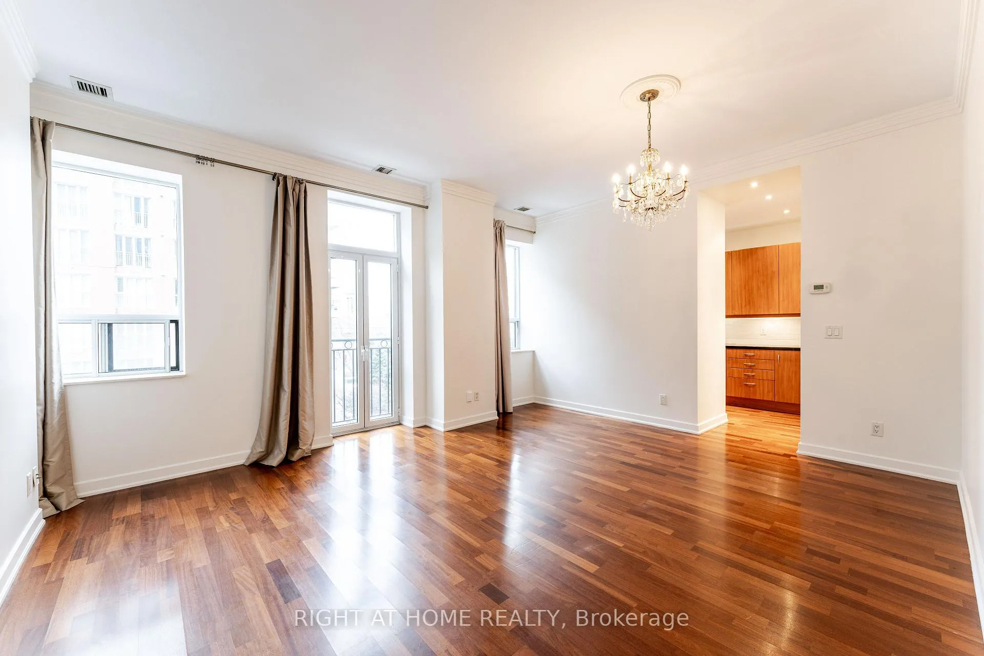 Photo 7 of Unit 402, 48 St Clair Avenue W, Toronto, Yonge-St. Clair — HOMEH