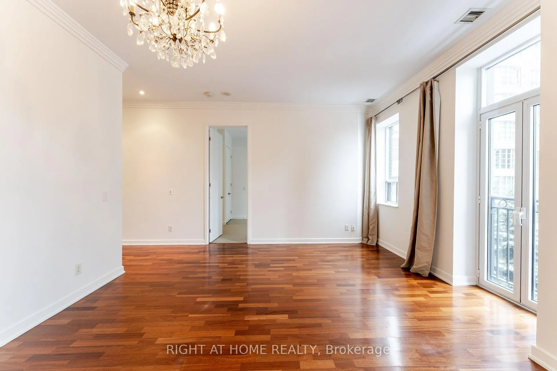 Photo 11 of Unit 402, 48 St Clair Avenue W, Toronto, Yonge-St. Clair — HOMEH