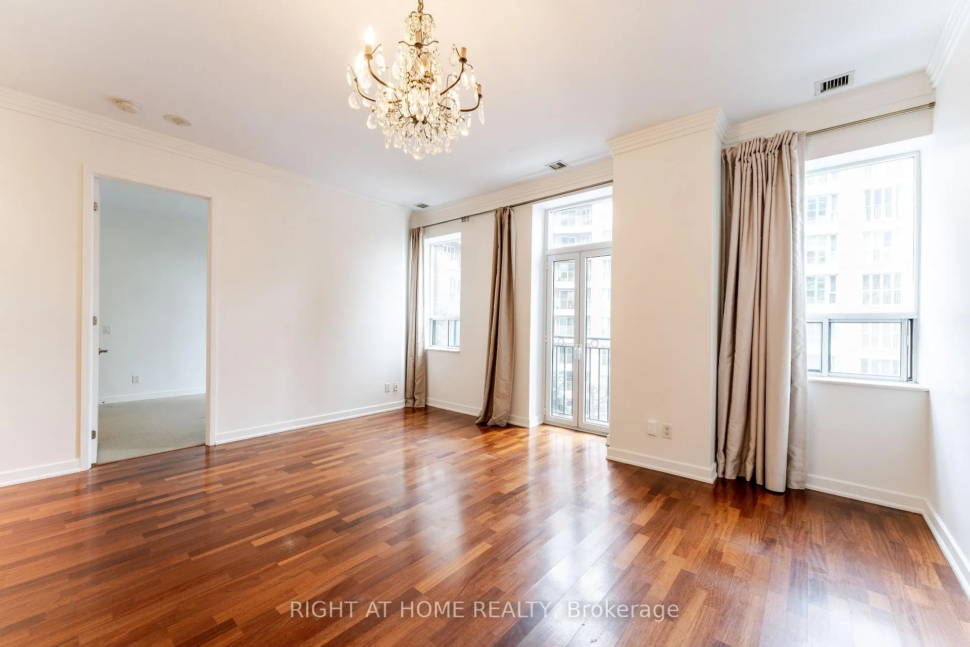 Photo 12 of Unit 402, 48 St Clair Avenue W, Toronto, Yonge-St. Clair — HOMEH