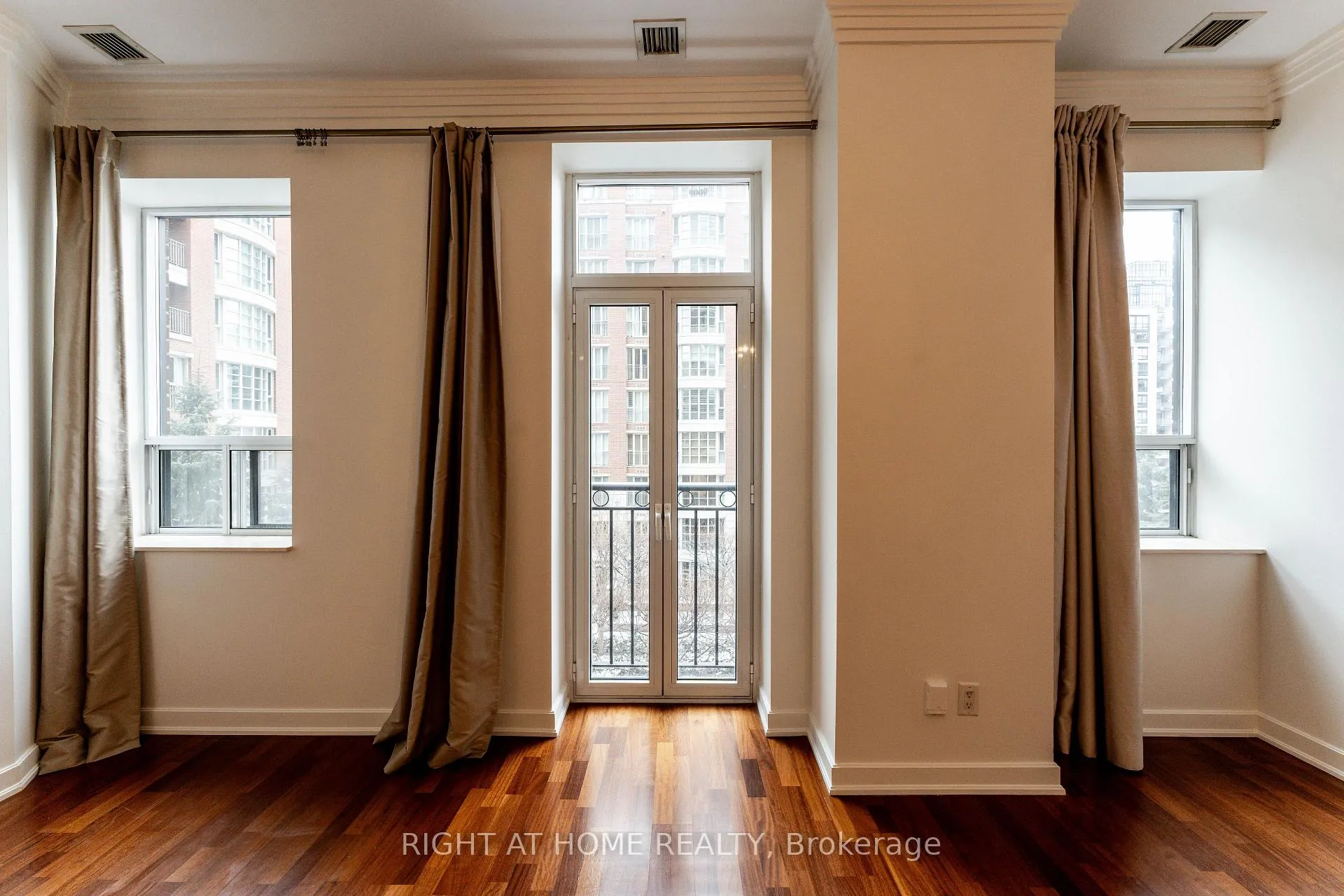 Photo 13 of Unit 402, 48 St Clair Avenue W, Toronto, Yonge-St. Clair — HOMEH