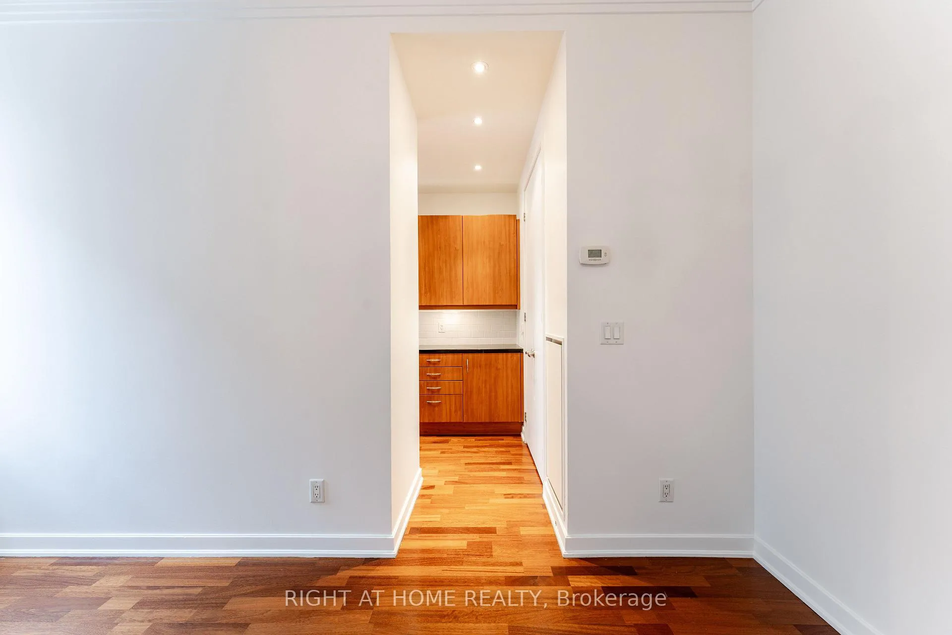 Photo 14 of Unit 402, 48 St Clair Avenue W, Toronto, Yonge-St. Clair — HOMEH