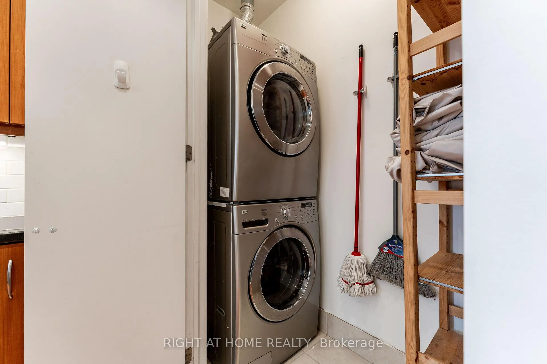Photo 19 of Unit 402, 48 St Clair Avenue W, Toronto, Yonge-St. Clair — HOMEH