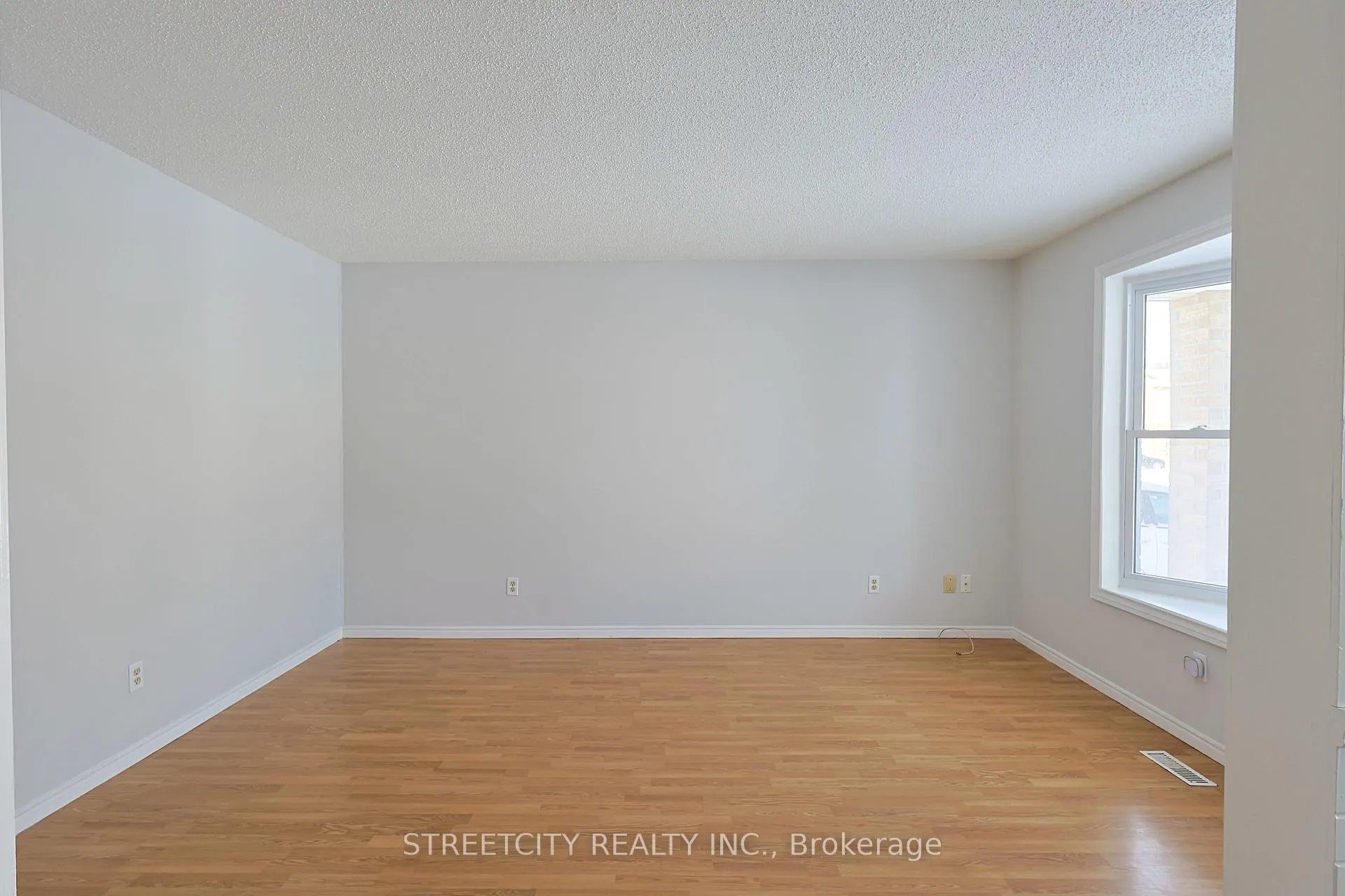 Photo 7 of 224 Martinet Avenue, London, East I — HOMEH
