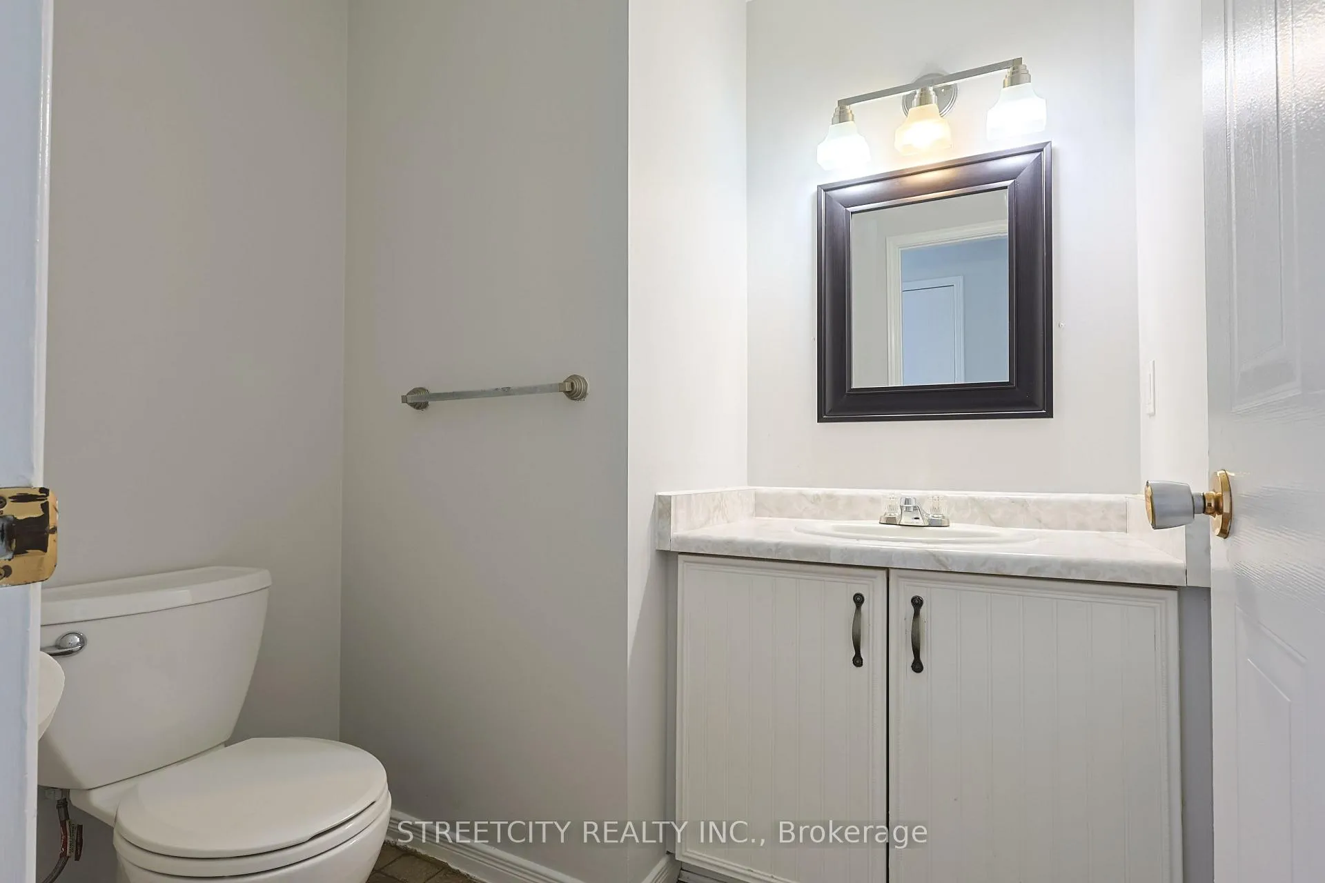 Photo 10 of 224 Martinet Avenue, London, East I — HOMEH