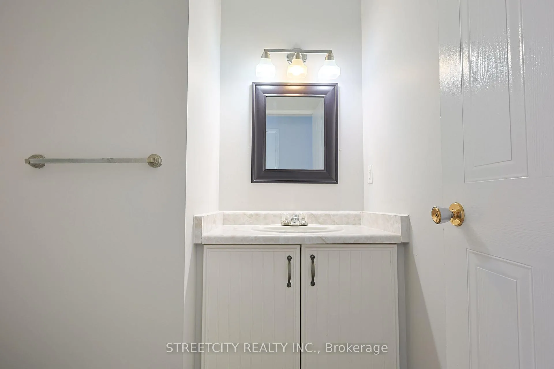 Photo 11 of 224 Martinet Avenue, London, East I — HOMEH